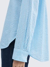 Loose Fit Seersucker Hemdbluse mit Streifenmuster - vertical blue white stripe - Detail-Model-Ansicht