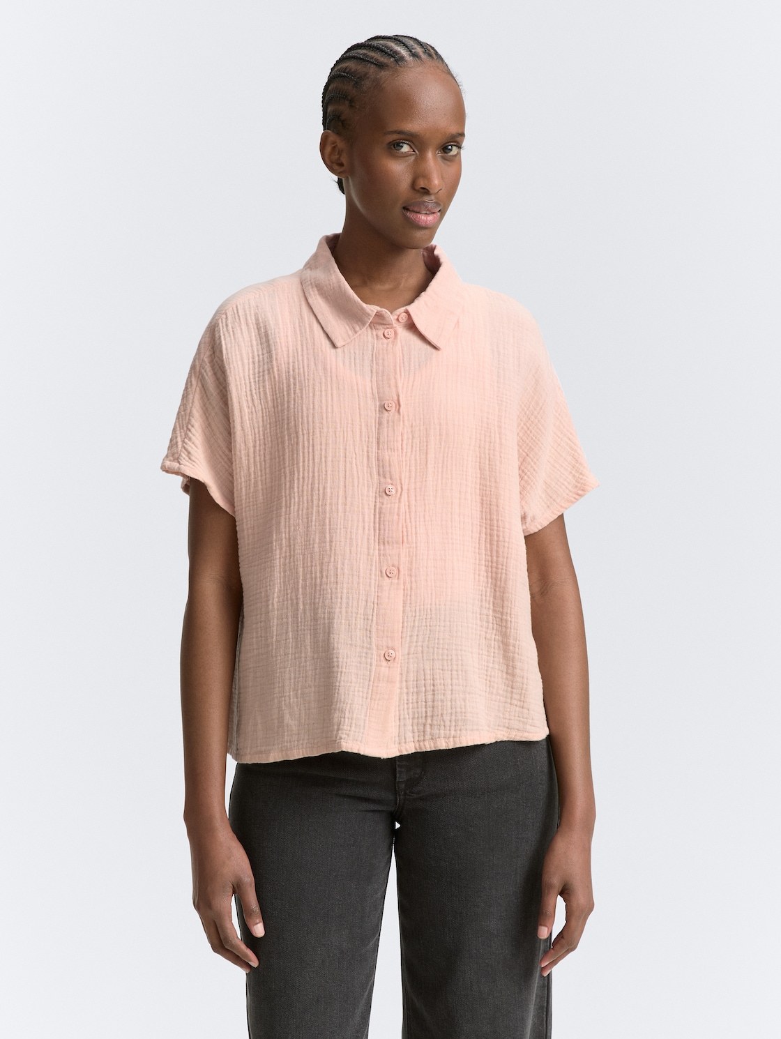 Boxy Fit Musselin Bluse - Rose Smoke - Ausschnitt Model-Vorderansicht