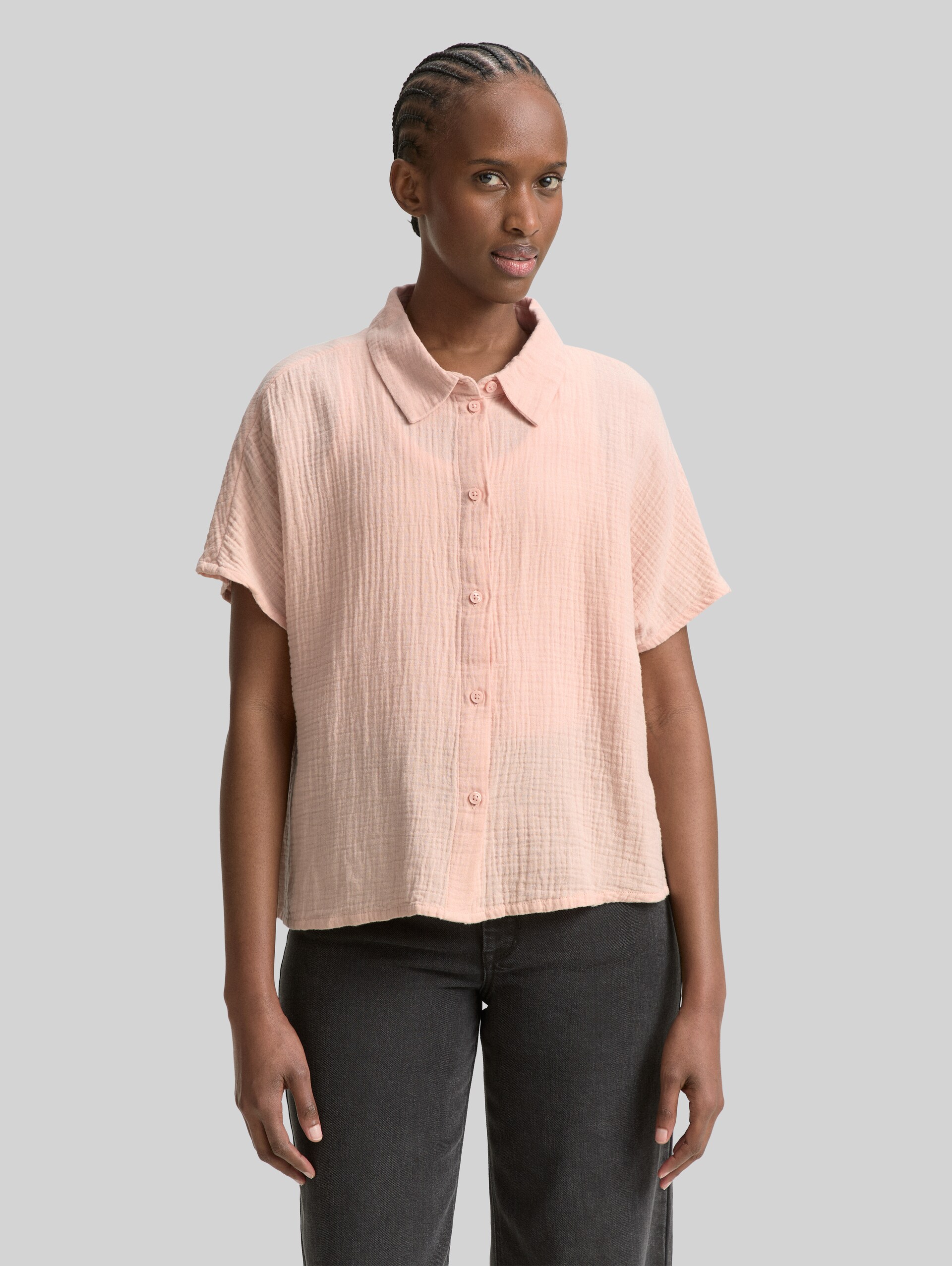 Boxy fit muslin blouse - Rose Smoke - Neckline model front view