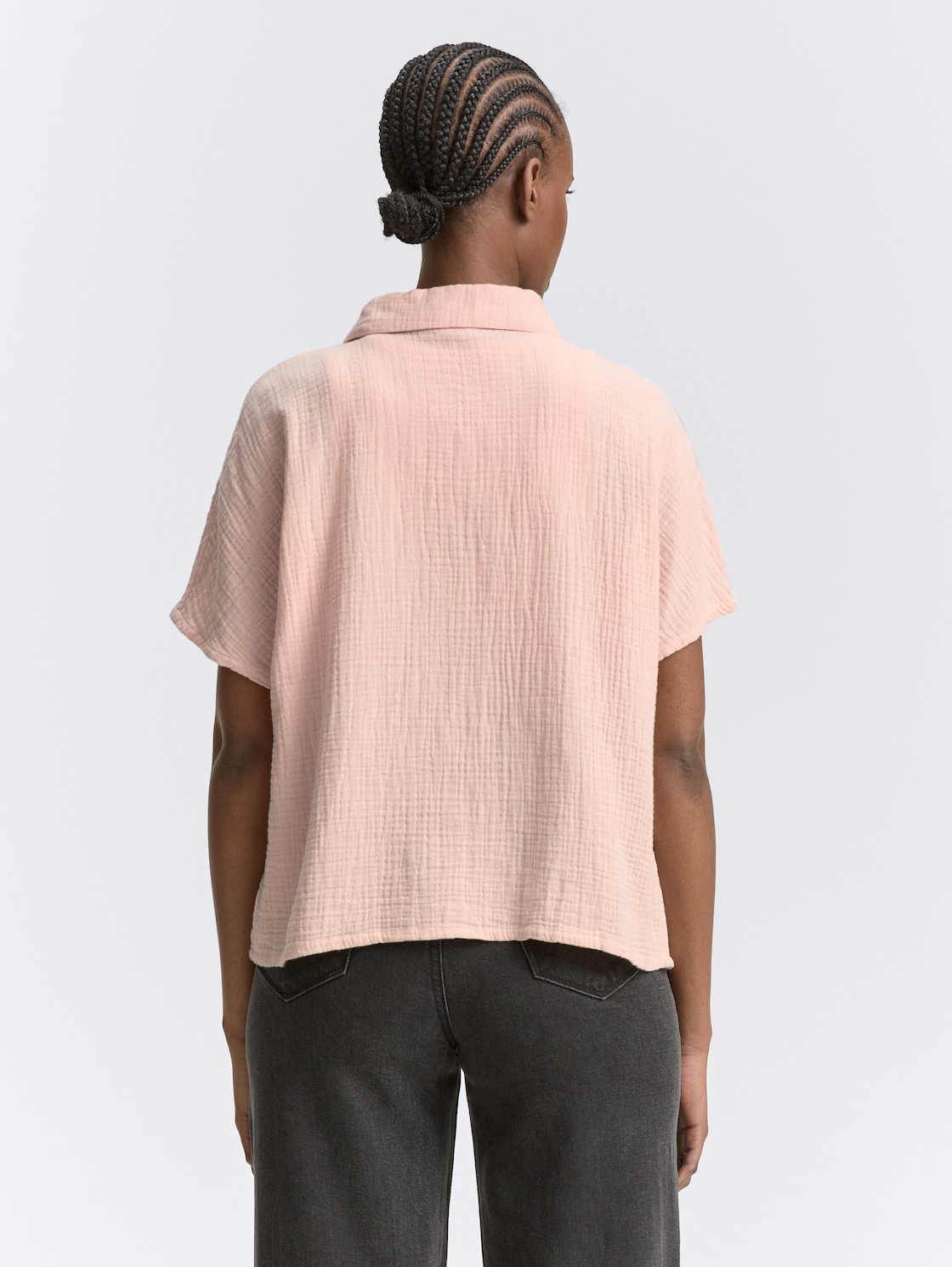 Boxy Fit Musselin Bluse - Rose Smoke - Auschnitt Model-Rückansicht