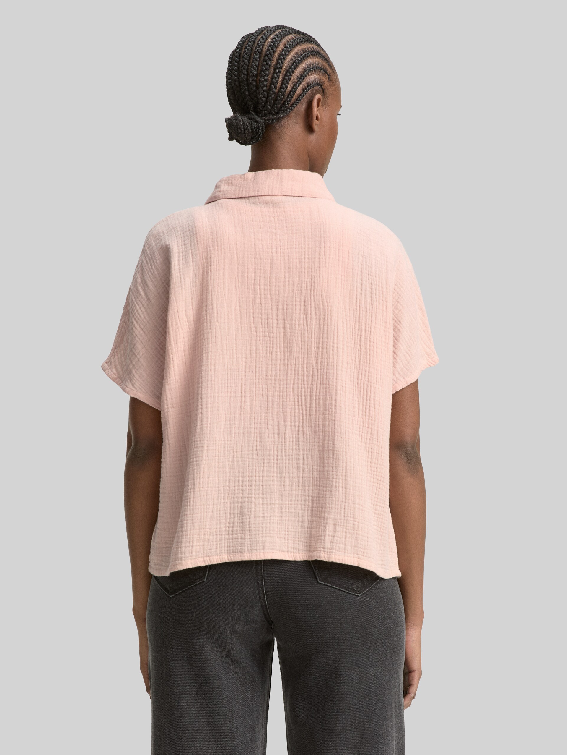 Boxy fit muslin blouse - Rose Smoke - Neckline model-back view
