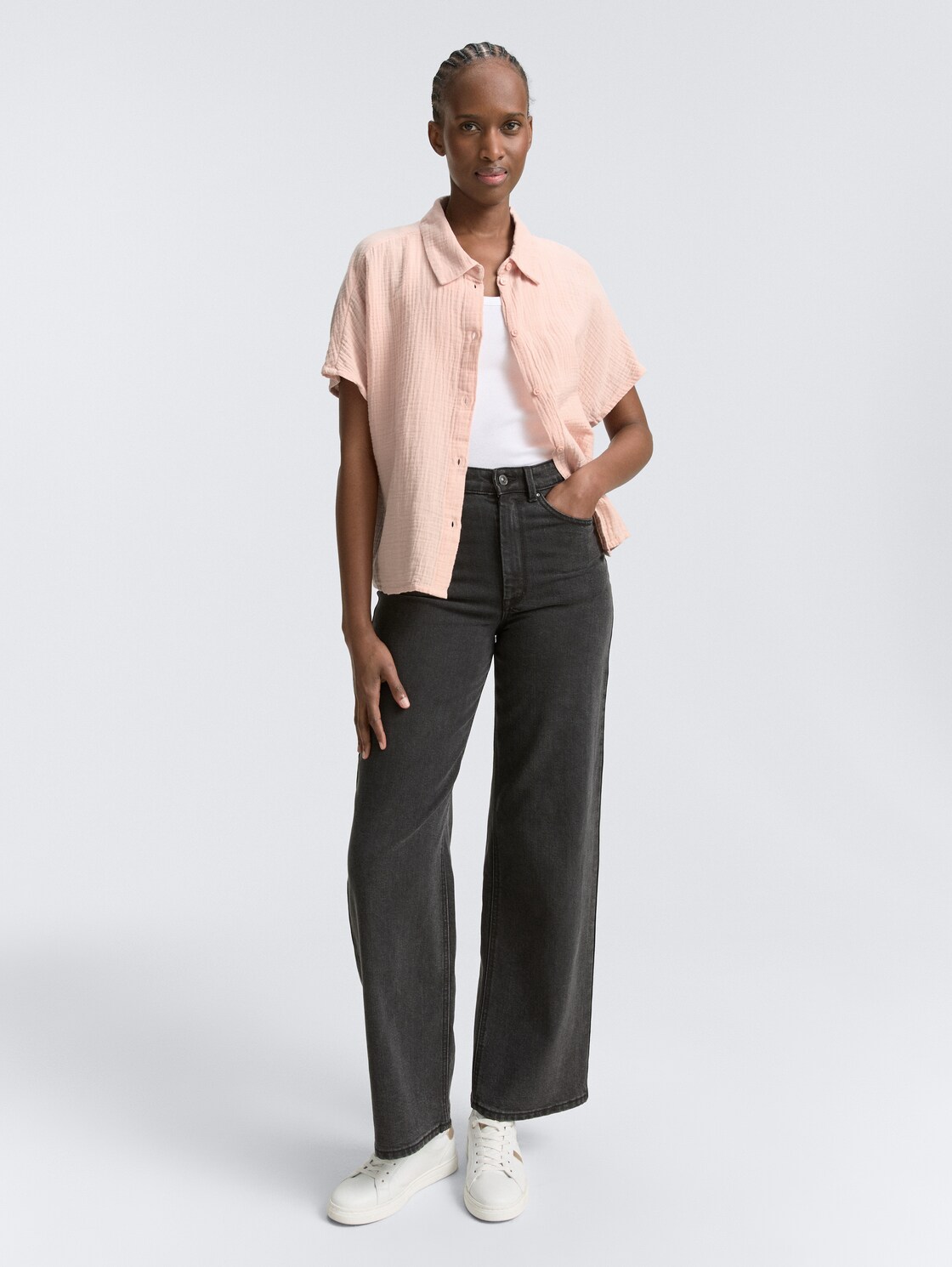 Boxy Fit Musselin Bluse - Rose Smoke - Model-Vorderansicht