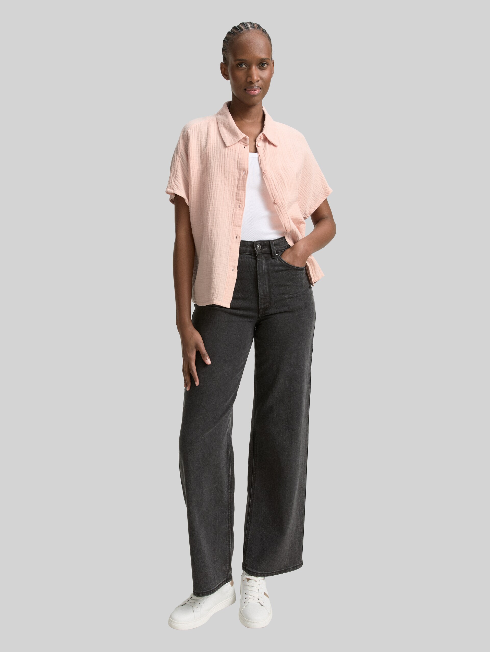 Boxy fit muslin blouse - Rose Smoke - Model front view