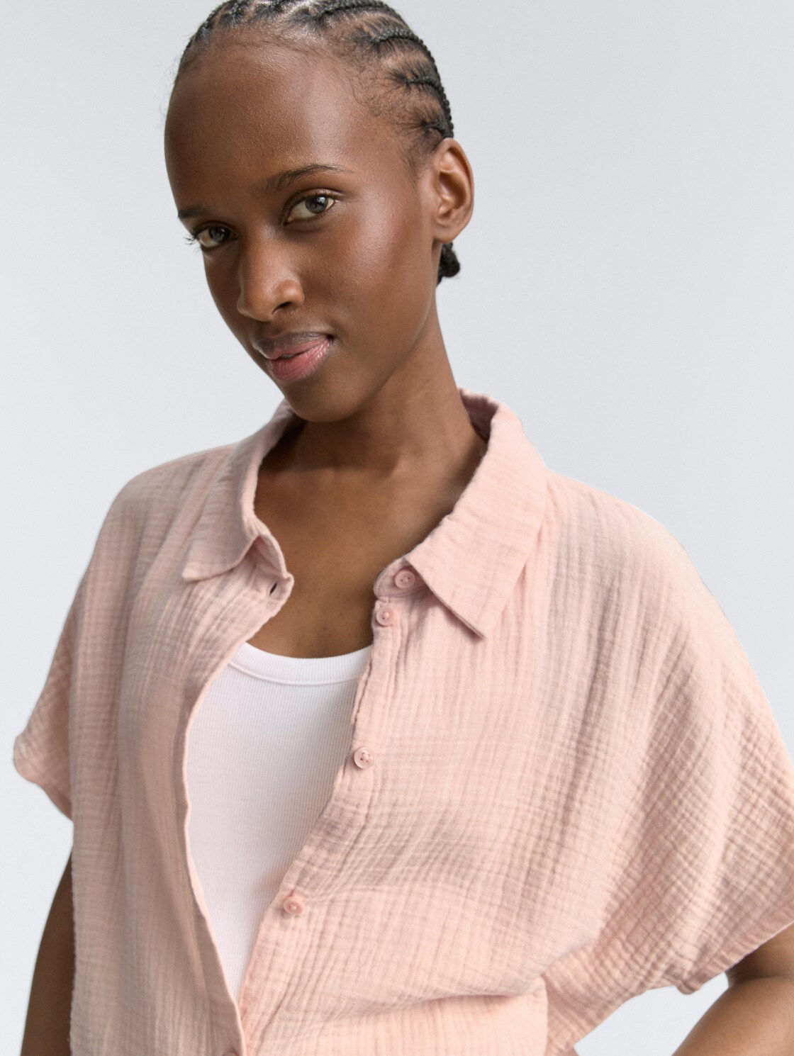 Boxy Fit Musselin Bluse - Rose Smoke - Detail-Model-Ansicht