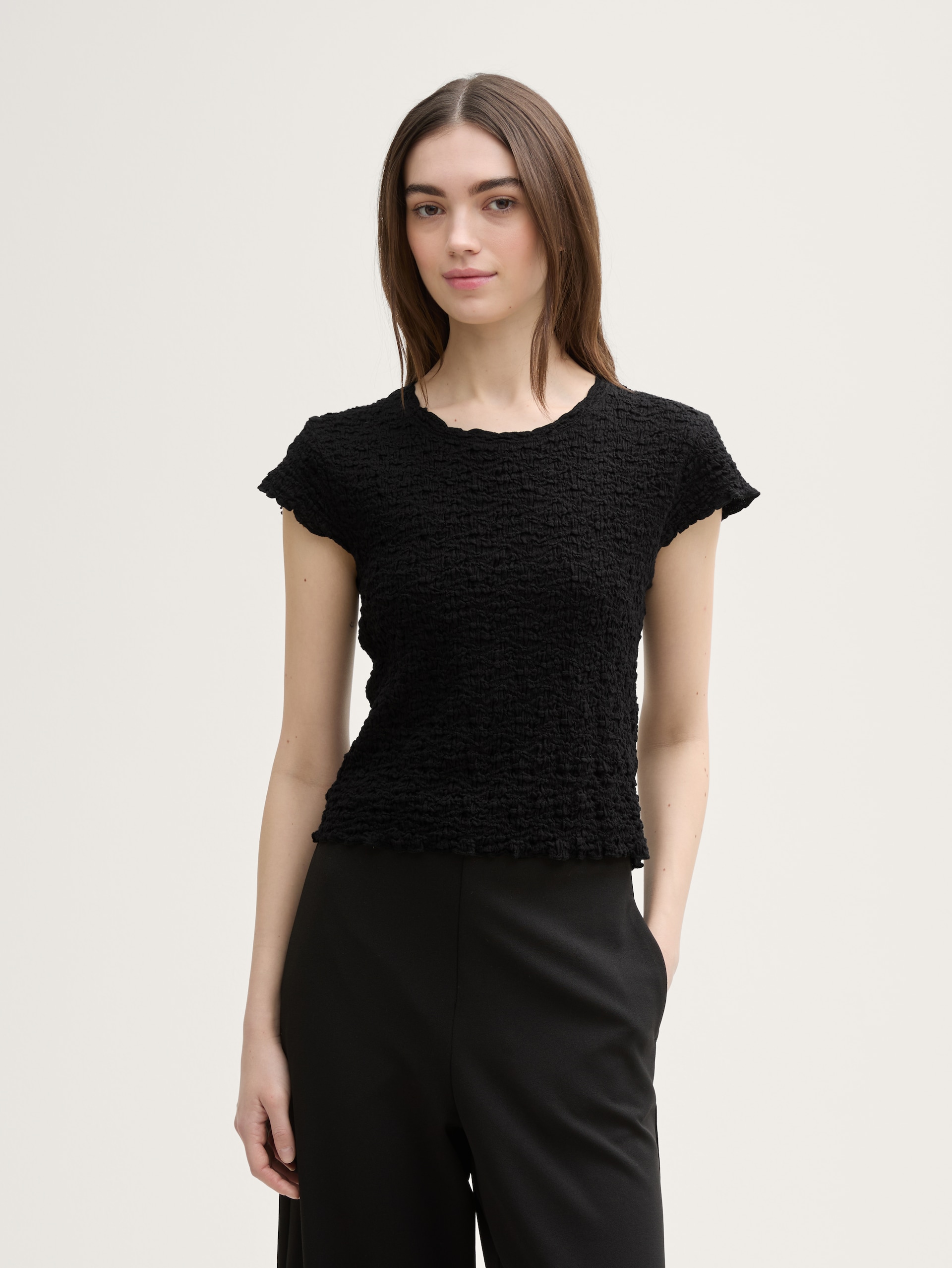 Cropped Crinkle Bluse - deep black - Ausschnitt Model-Vorderansicht