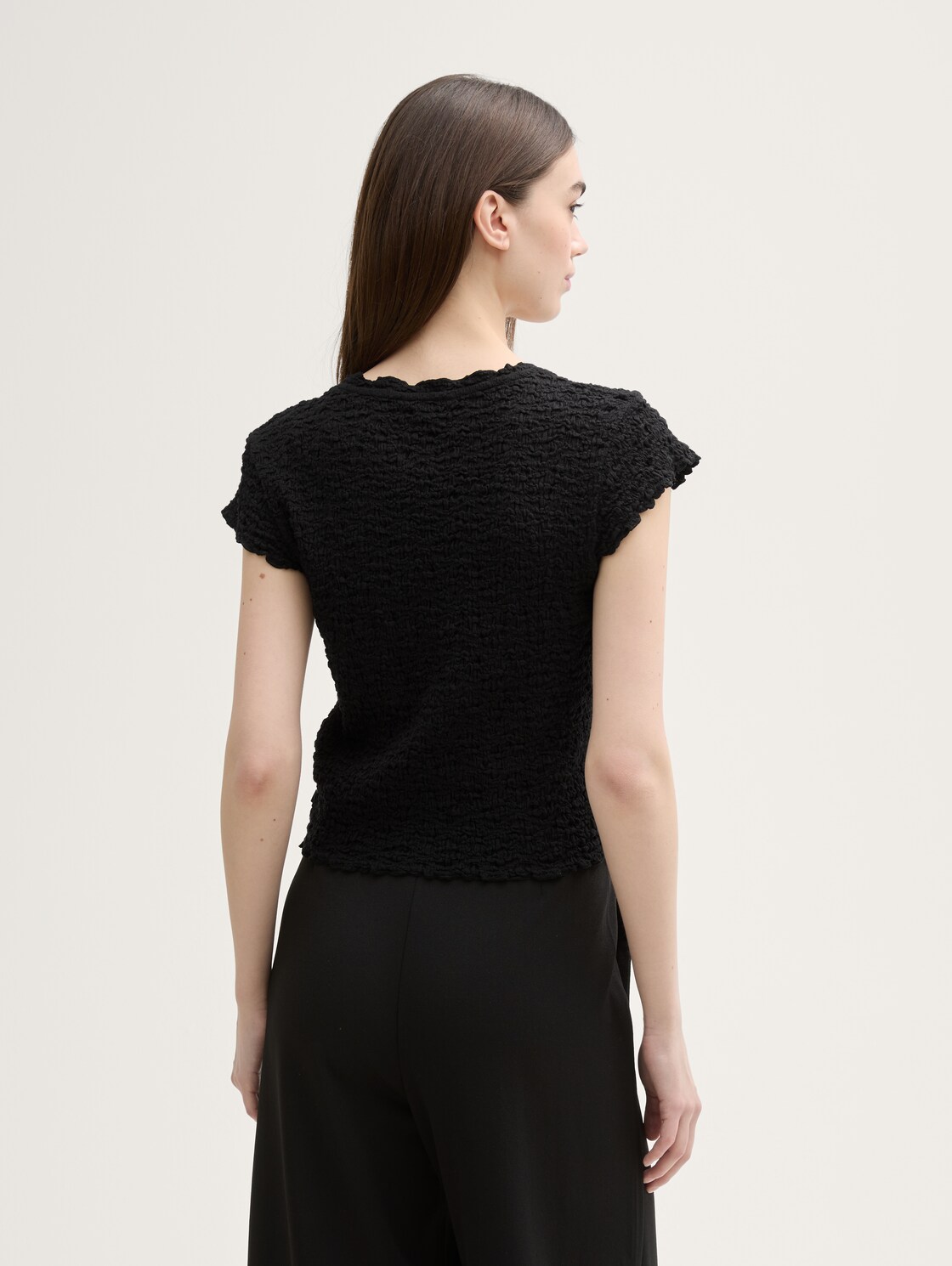 Cropped Crinkle Bluse - deep black - Auschnitt Model-Rückansicht