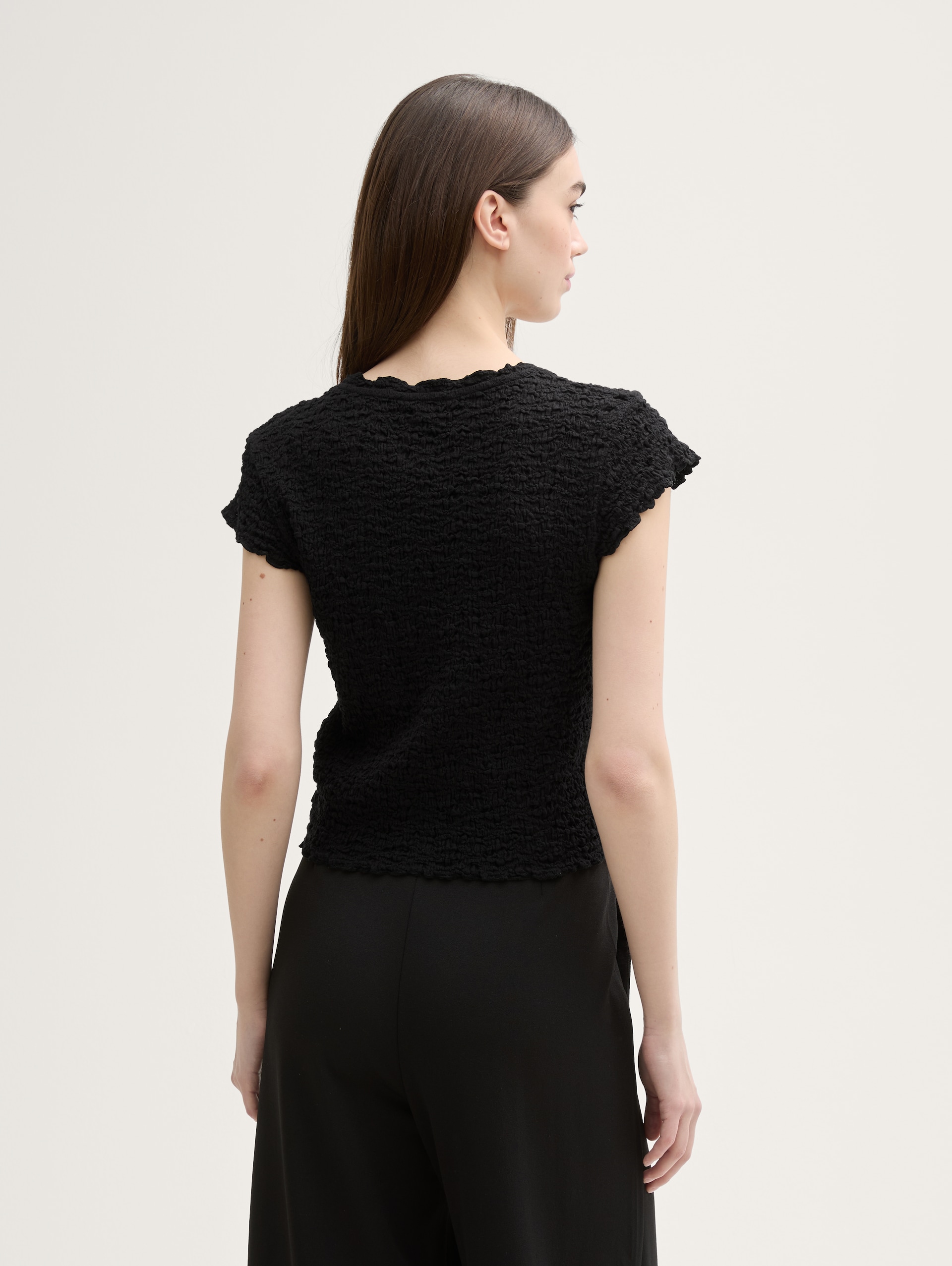 Cropped Crinkle Bluse - deep black - Auschnitt Model-Rückansicht