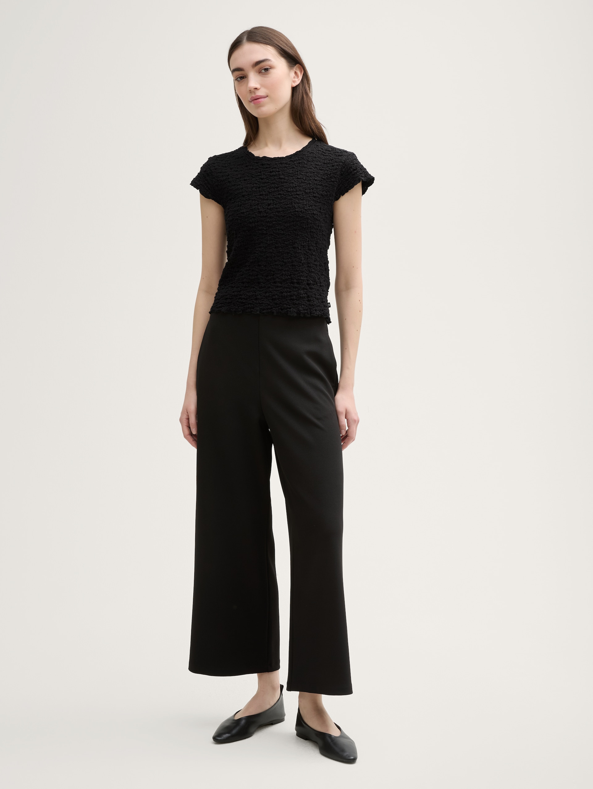 Cropped Crinkle Bluse - deep black - Model-Vorderansicht