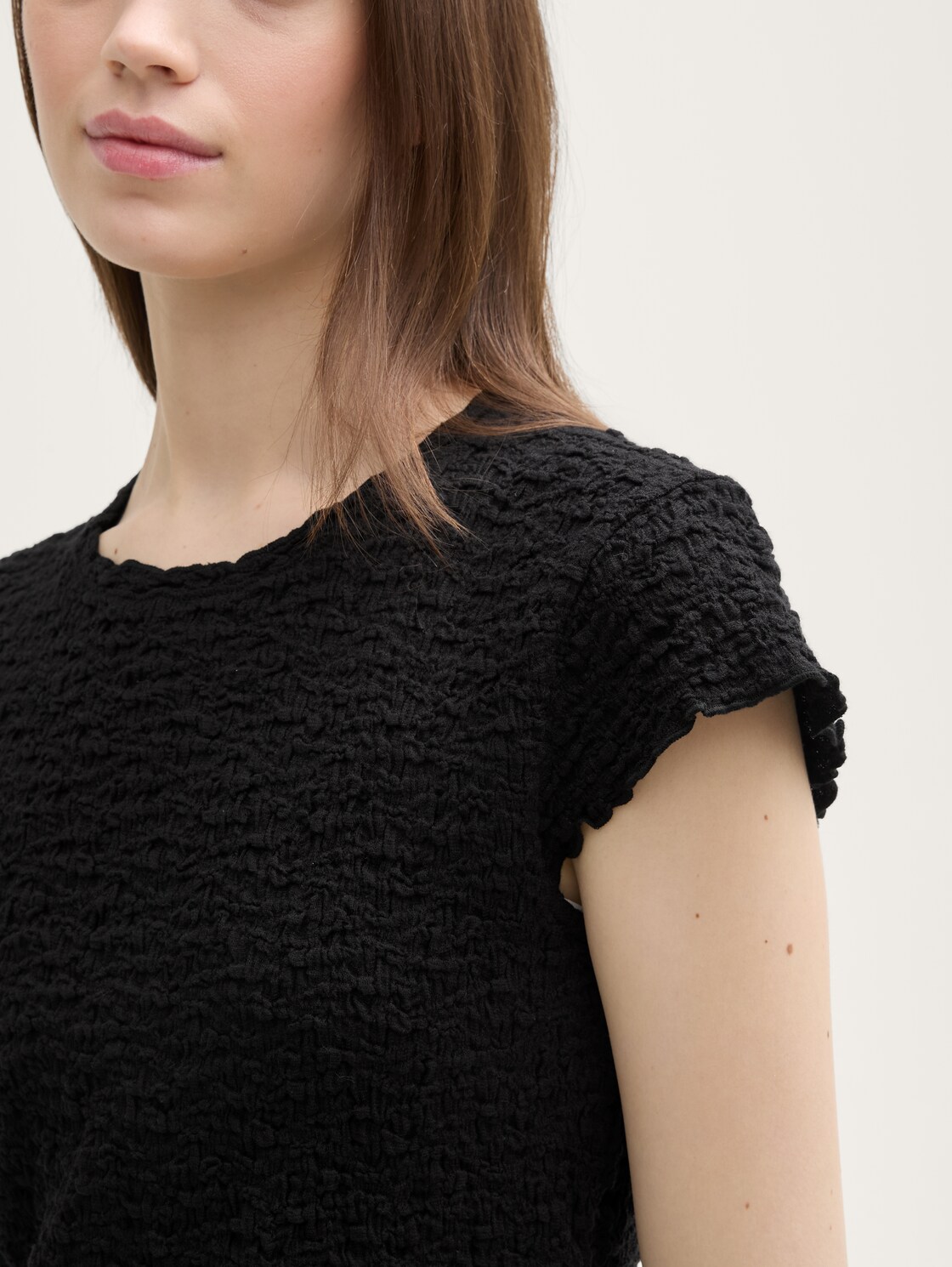 Cropped Crinkle Bluse - deep black - Detail-Model-Ansicht