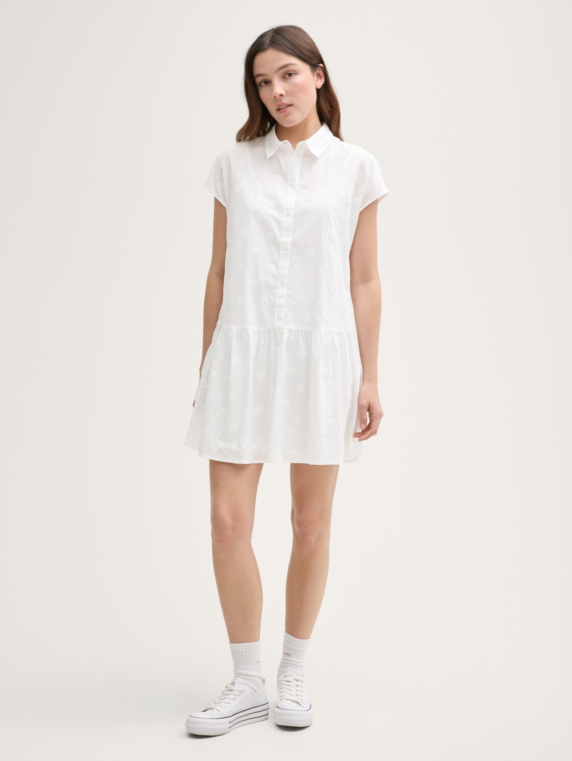 Mini-Blusenkleid mit Stickereien - White - Model-Vorderansicht