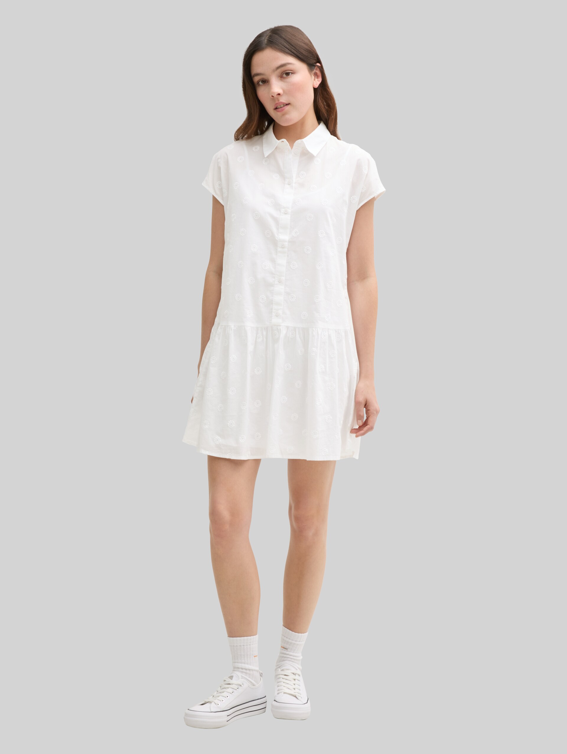 Mini-Blusenkleid mit Stickereien - White - Model-Vorderansicht