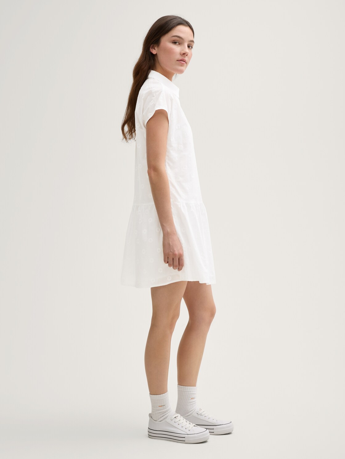 Mini-Blusenkleid mit Stickereien - White - seitliche Model-Ansicht