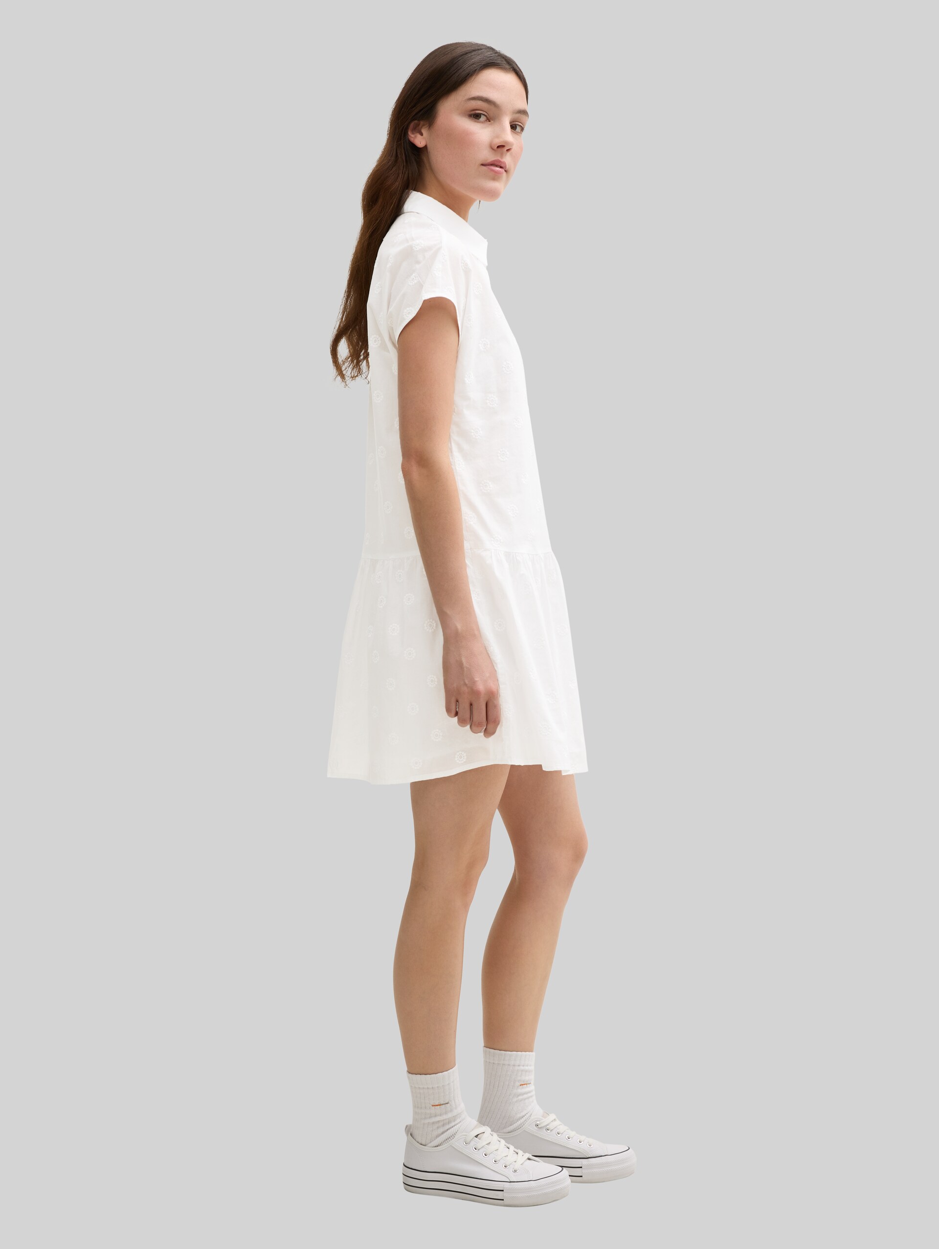 Mini-Blusenkleid mit Stickereien - White - seitliche Model-Ansicht