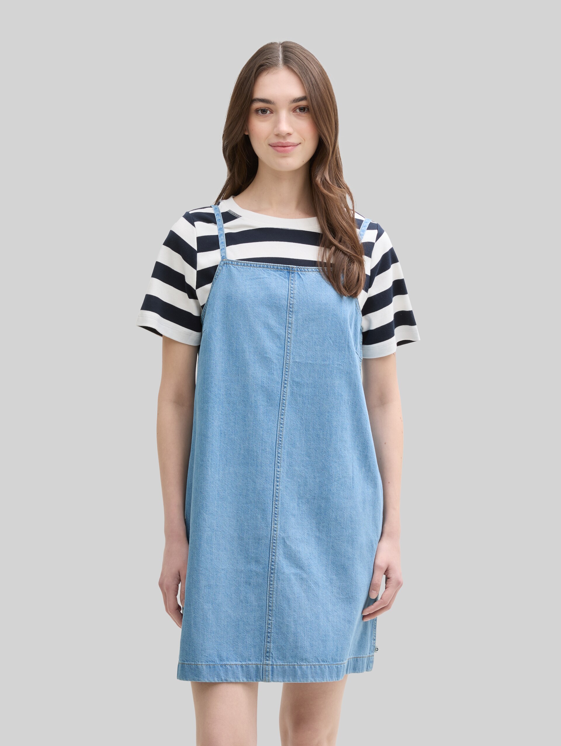 Mini-Jeanskleid mit Eingriffstaschen - Used Bleached Blue Denim - Model-Vorderansicht
