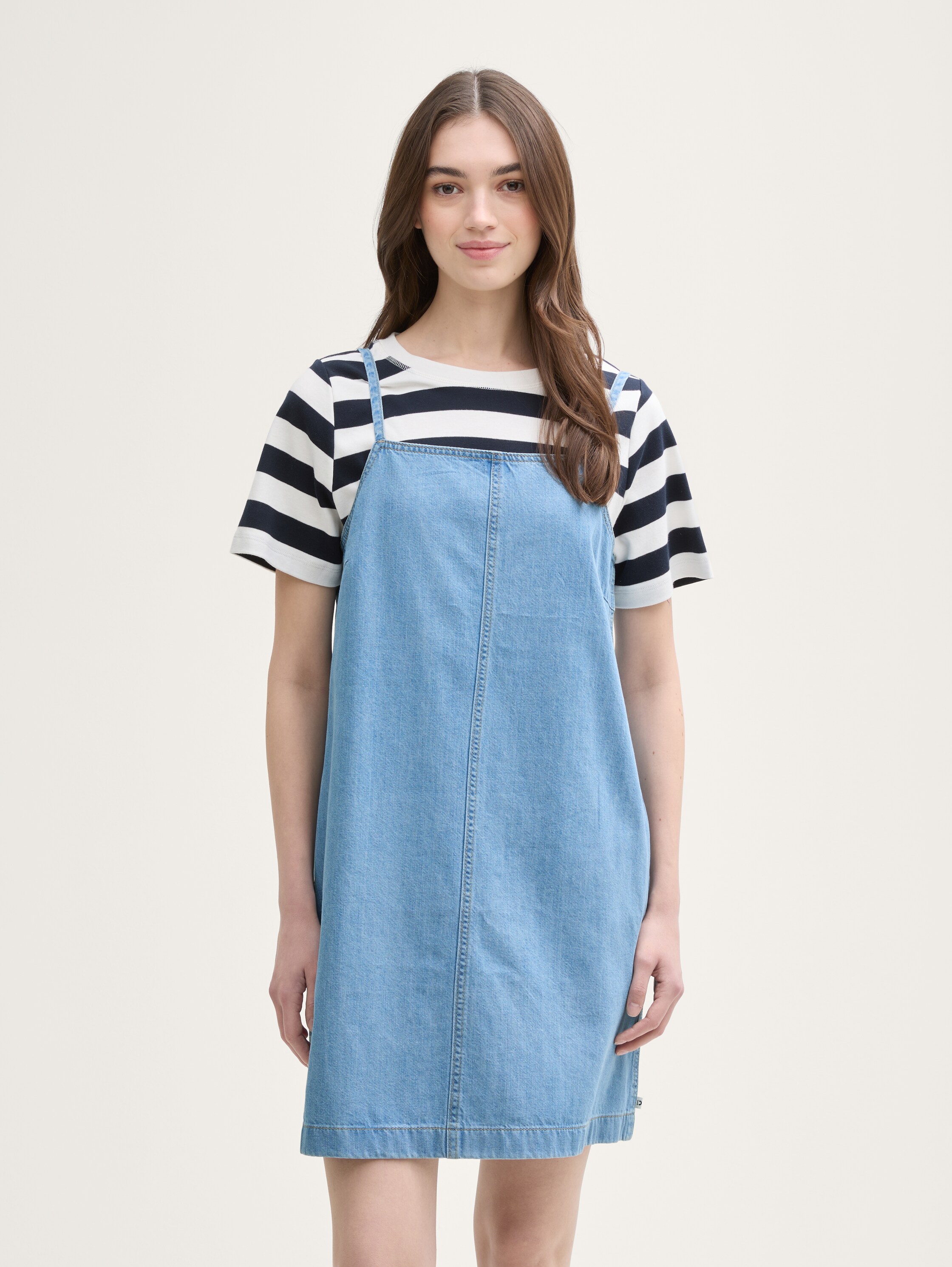 Mini-Jeanskleid mit Eingriffstaschen - 2
