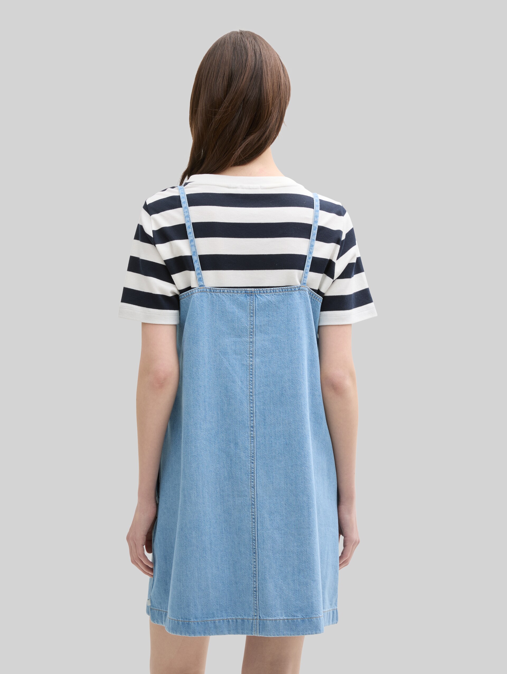 Mini-Jeanskleid mit Eingriffstaschen - Used Bleached Blue Denim - Model-Rückansicht
