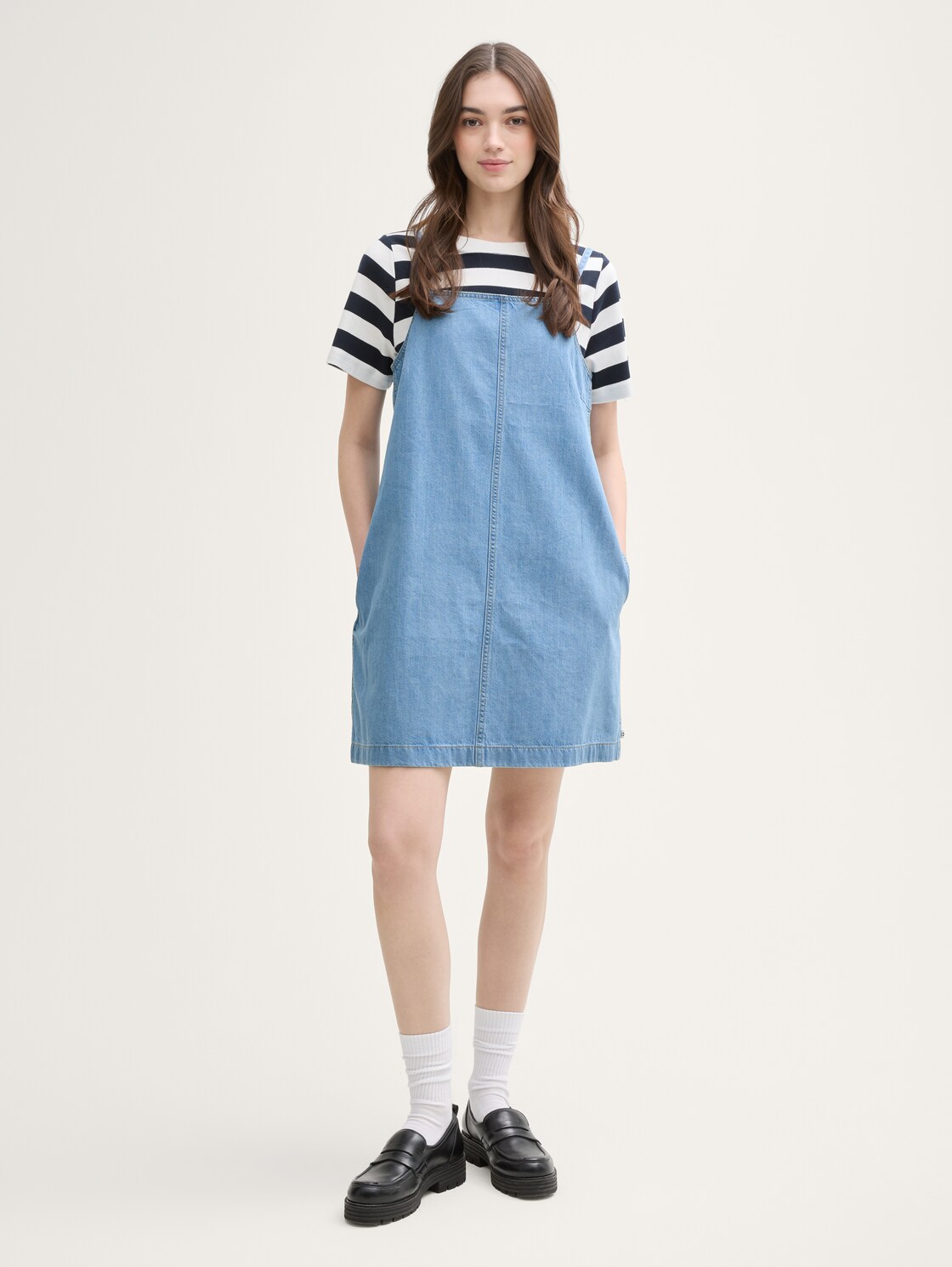 Mini-Jeanskleid mit Eingriffstaschen - Used Bleached Blue Denim - seitliche Model-Ansicht