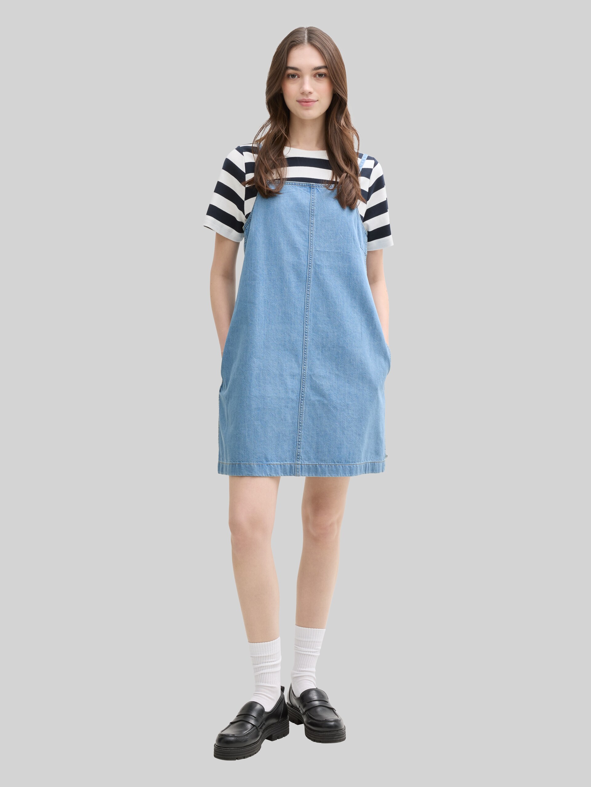 Mini-Jeanskleid mit Eingriffstaschen - Used Bleached Blue Denim - seitliche Model-Ansicht