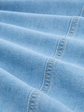 Mini-robe en jean avec poches - Used Bleached Blue Denim - Vue de la matière