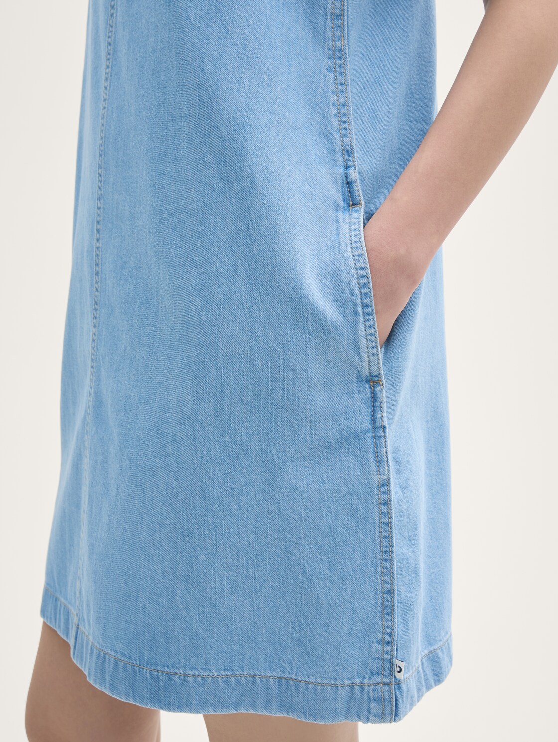 Mini-Jeanskleid mit Eingriffstaschen - Used Bleached Blue Denim - Detail-Model-Ansicht
