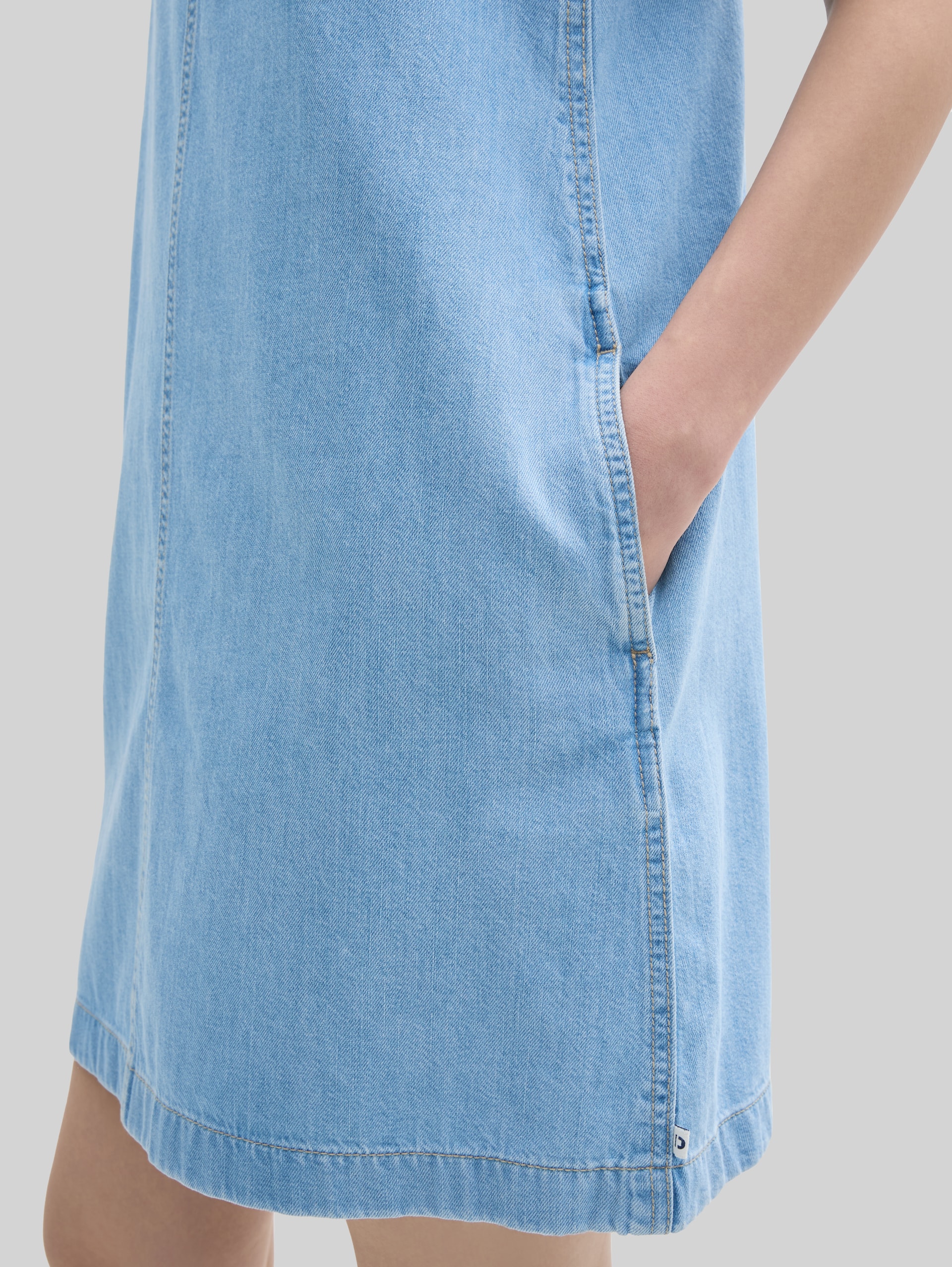 Mini-Jeanskleid mit Eingriffstaschen - Used Bleached Blue Denim - Detail-Model-Ansicht