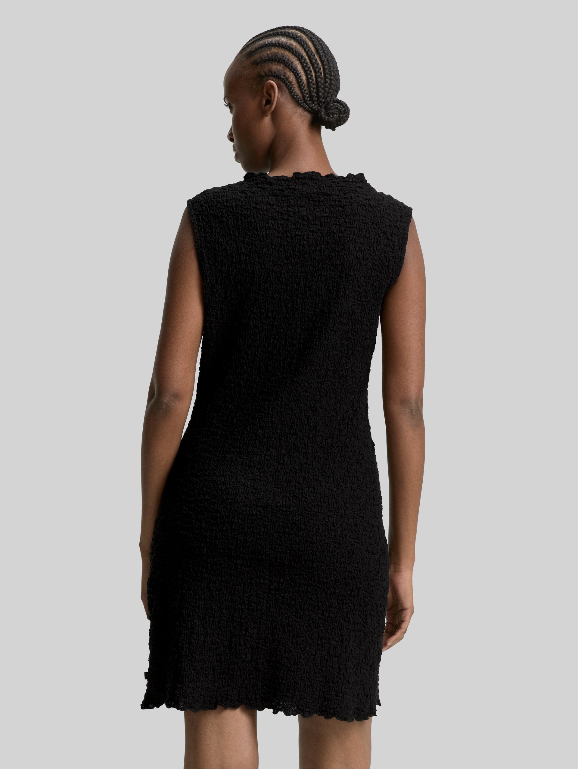 Mini T-shirt dress - deep black - Model-back view