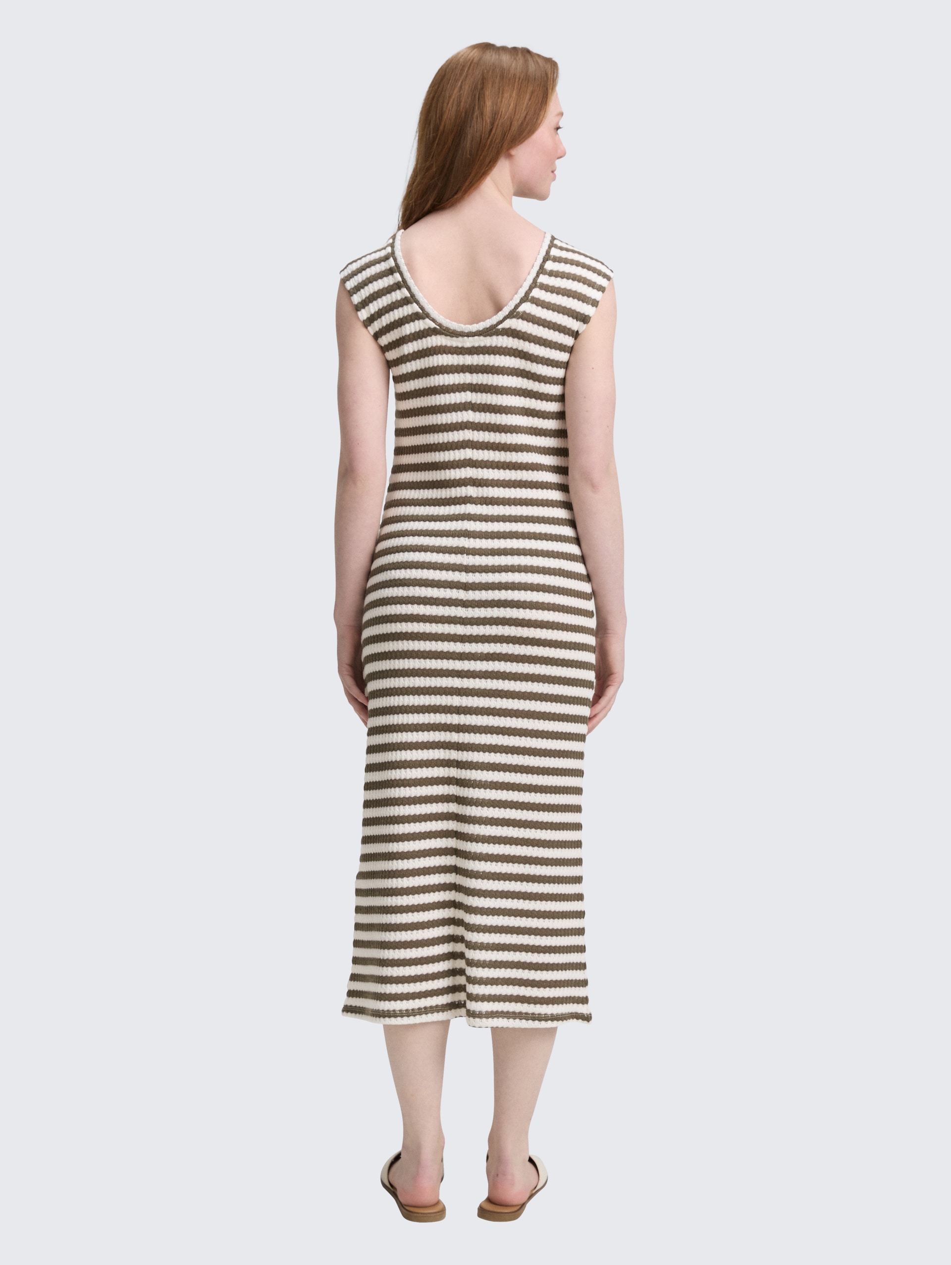 Midi-Kleid mit Streifenmuster - olive white stripe - Model-Rückansicht