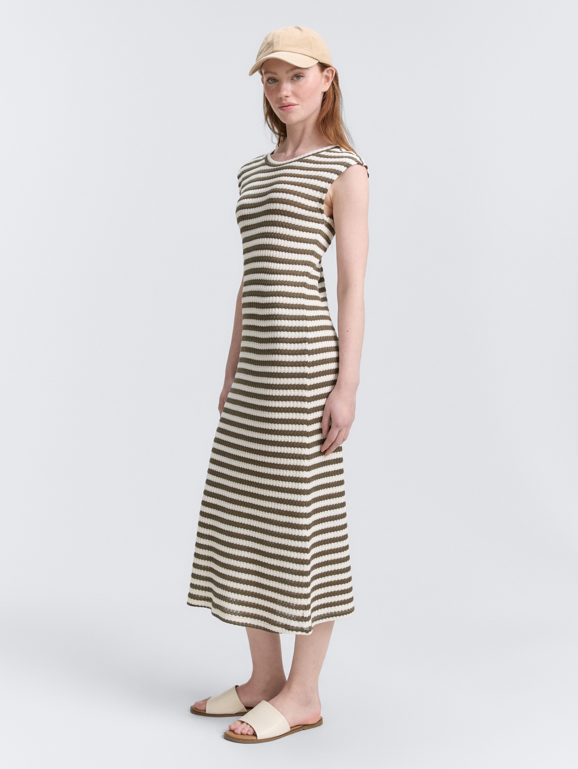 Midi-Kleid mit Streifenmuster - olive white stripe - seitliche Model-Ansicht