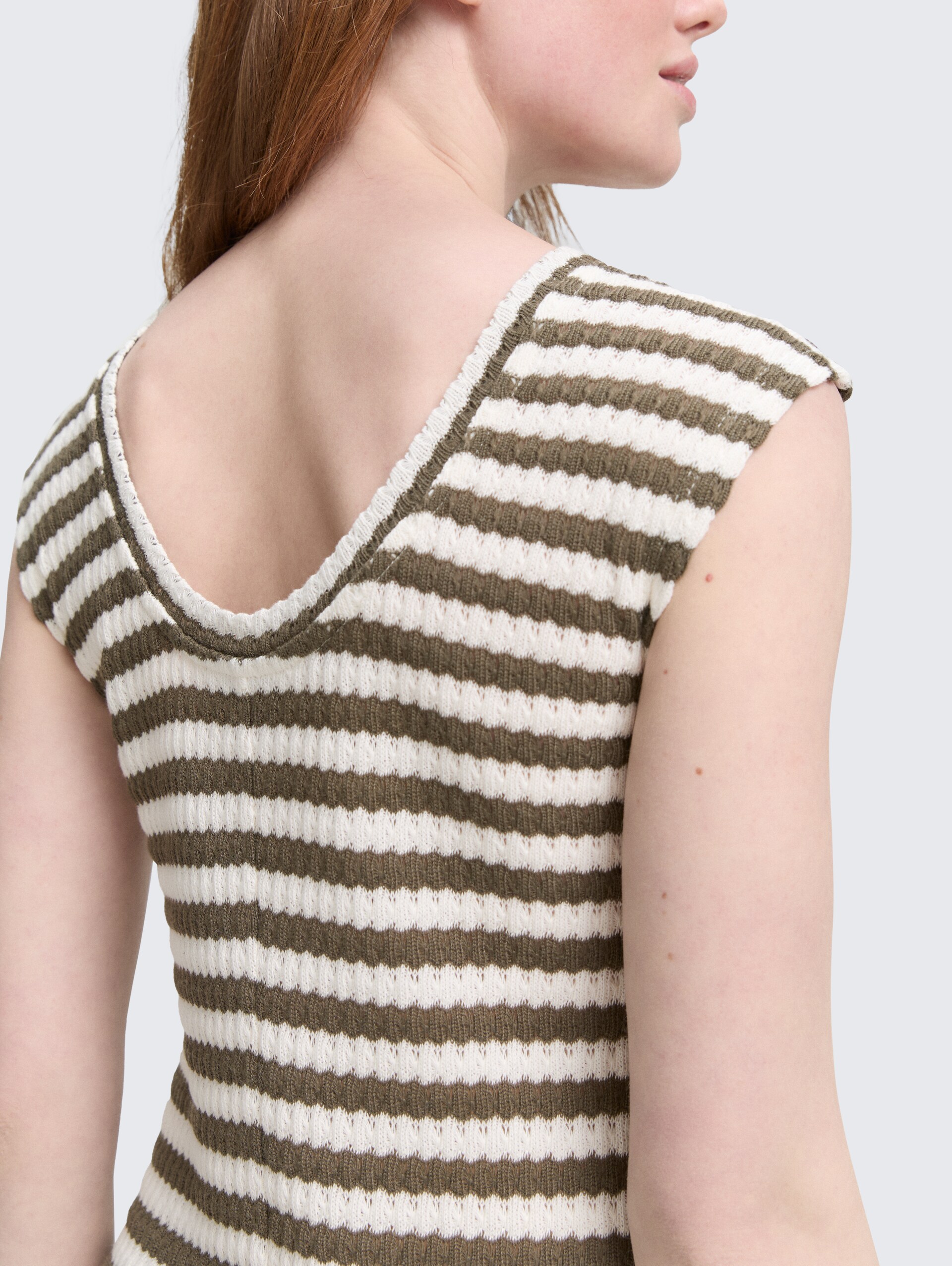 Midi-Kleid mit Streifenmuster - olive white stripe - Detail-Model-Ansicht