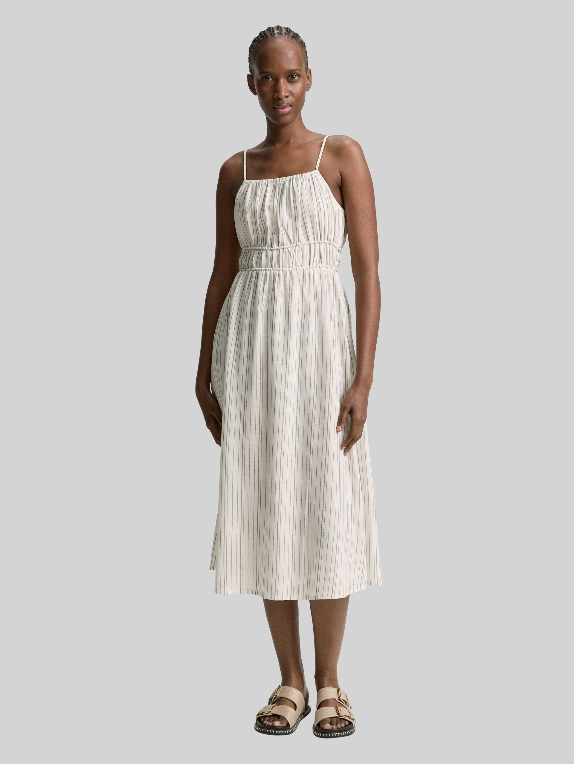 Midi-Trägerkleid mit Leinenanteil - white olive vertical stripe - Model-Vorderansicht