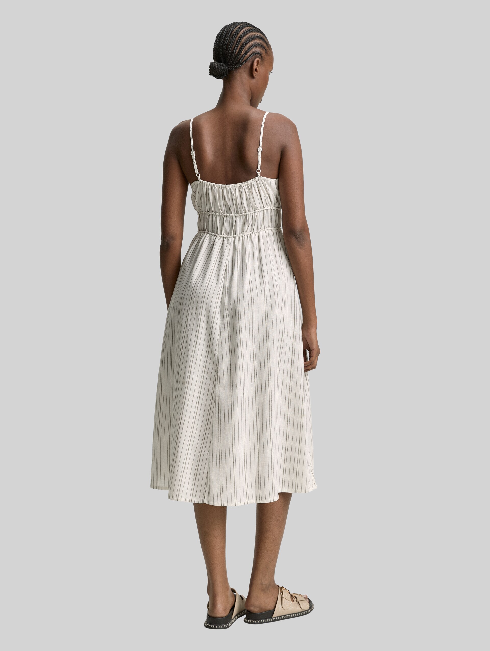 Midi-Trägerkleid mit Leinenanteil - white olive vertical stripe - Model-Rückansicht