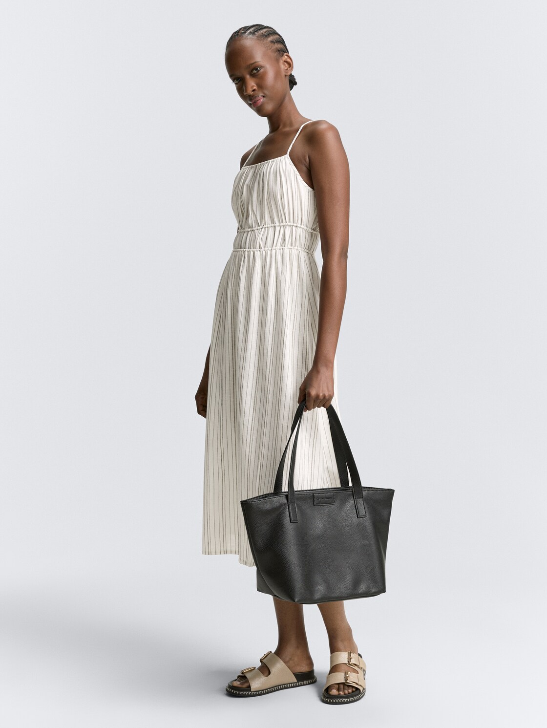 Midi-Trägerkleid mit Leinenanteil - white olive vertical stripe - seitliche Model-Ansicht