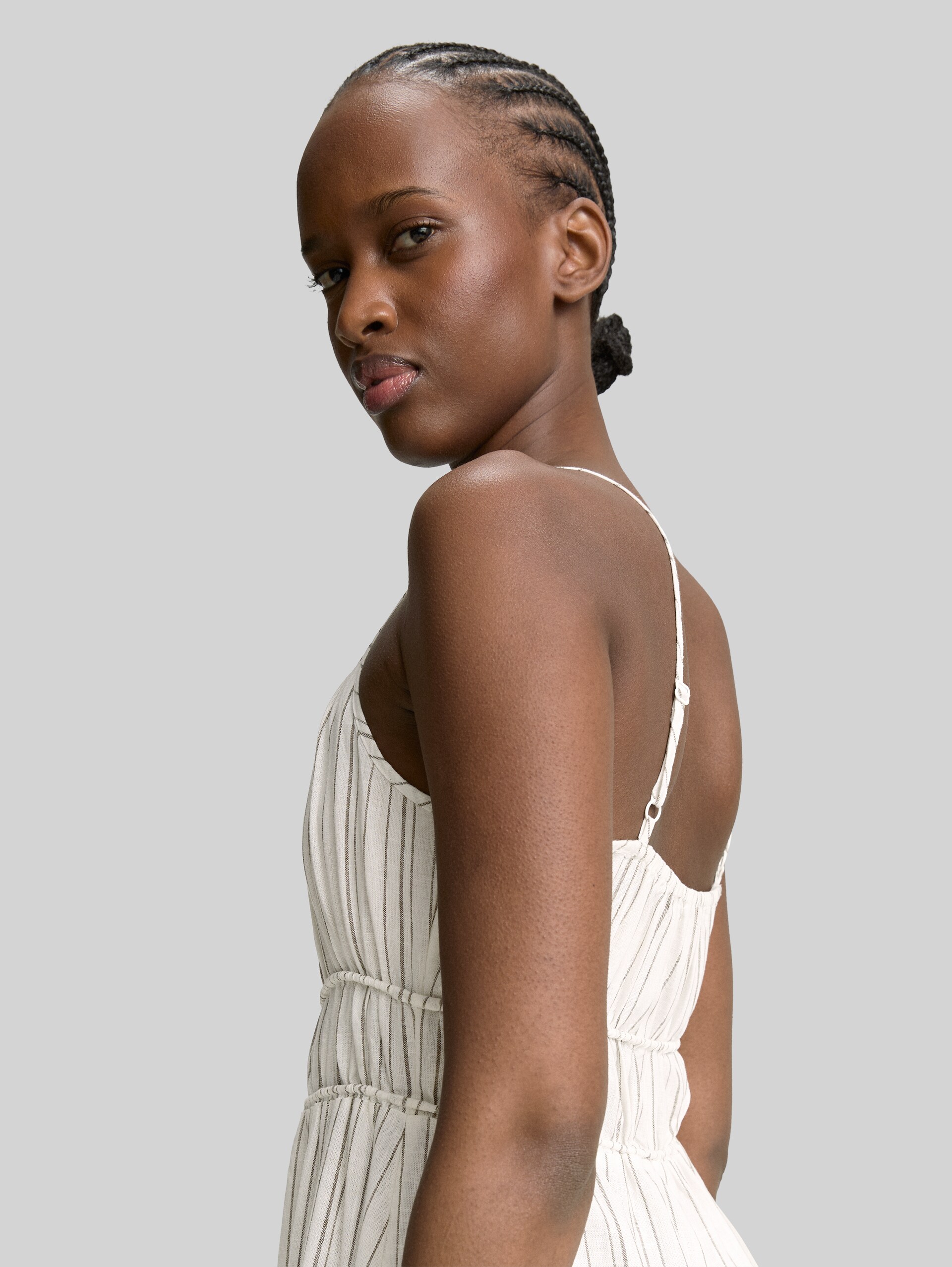 Midi-Trägerkleid mit Leinenanteil - white olive vertical stripe - Detail-Model-Ansicht