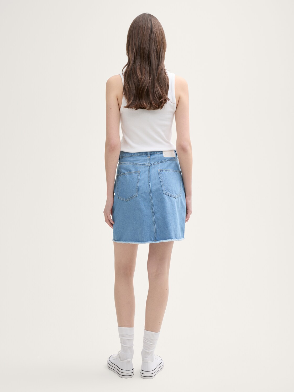 Mini-Jeansrock - Used Bleached Blue Denim - Auschnitt Model-Rückansicht