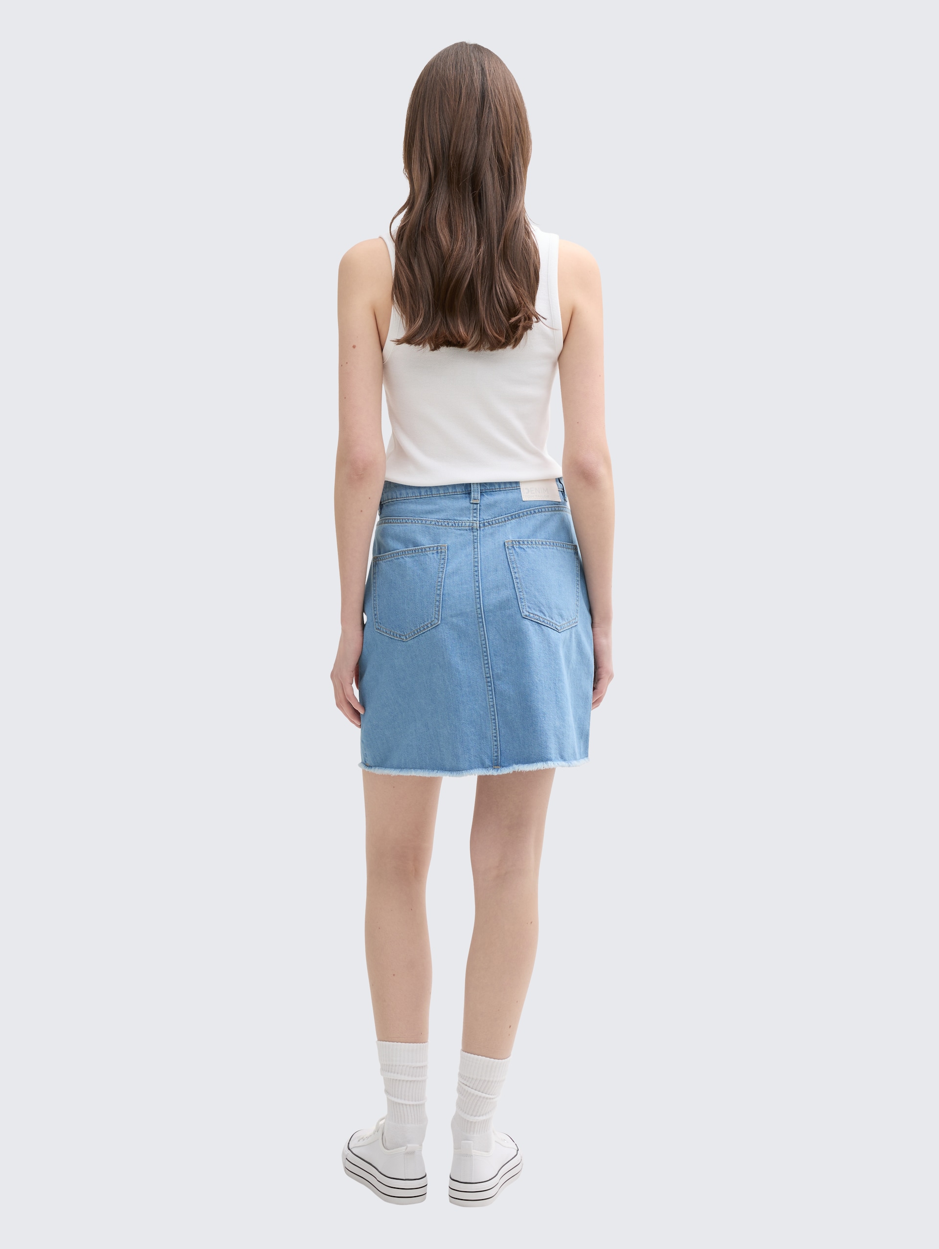 Mini-Jeansrock - Used Bleached Blue Denim - Auschnitt Model-Rückansicht
