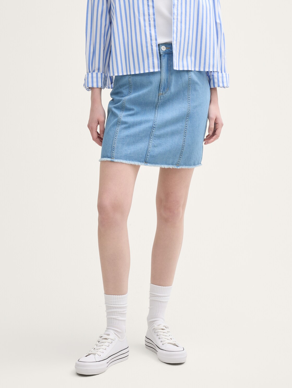 Mini-Jeansrock - Used Bleached Blue Denim - Ausschnitt Model-Vorderansicht