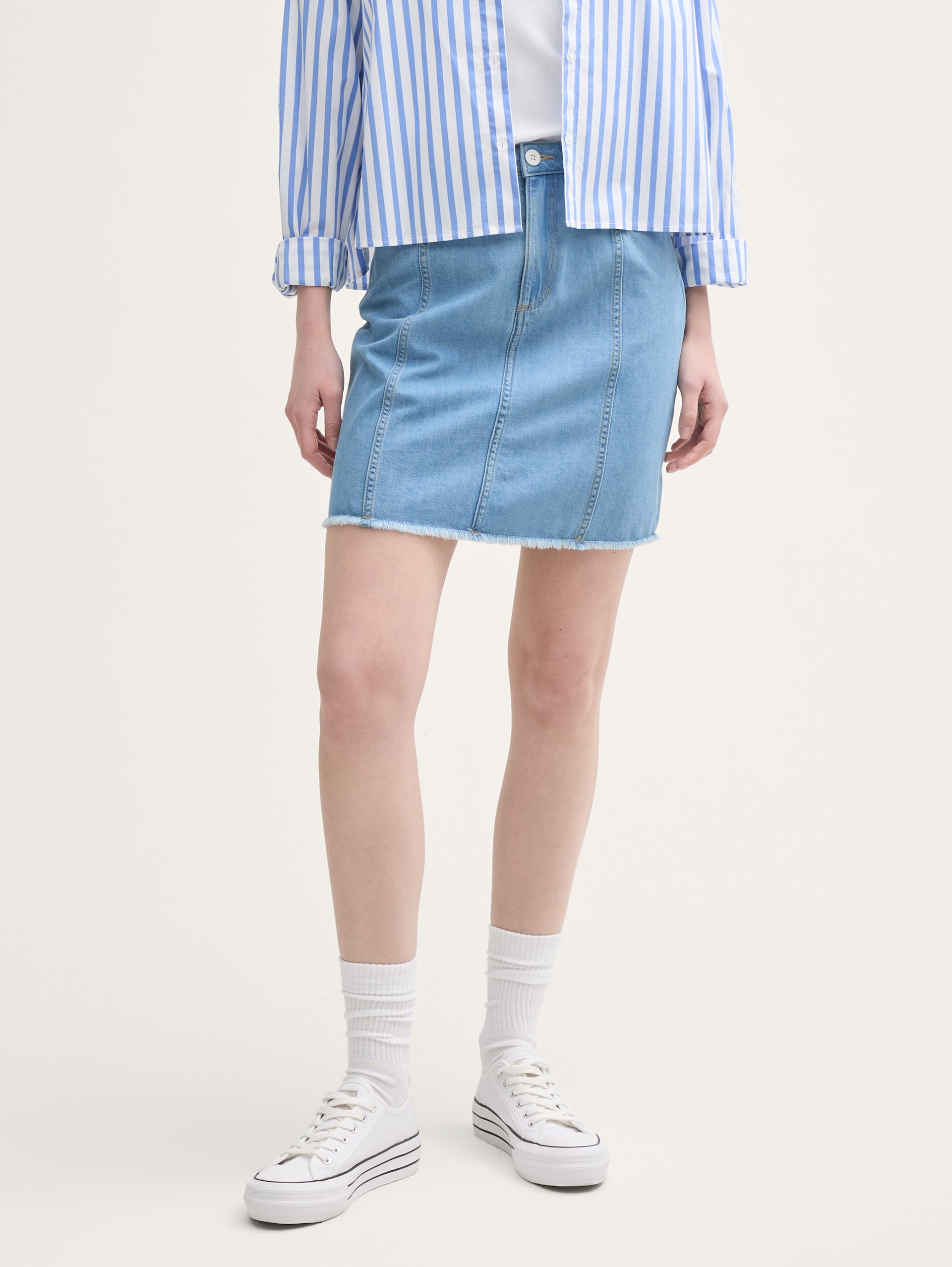 Mini-Jeansrock - Used Bleached Blue Denim - Ausschnitt Model-Vorderansicht