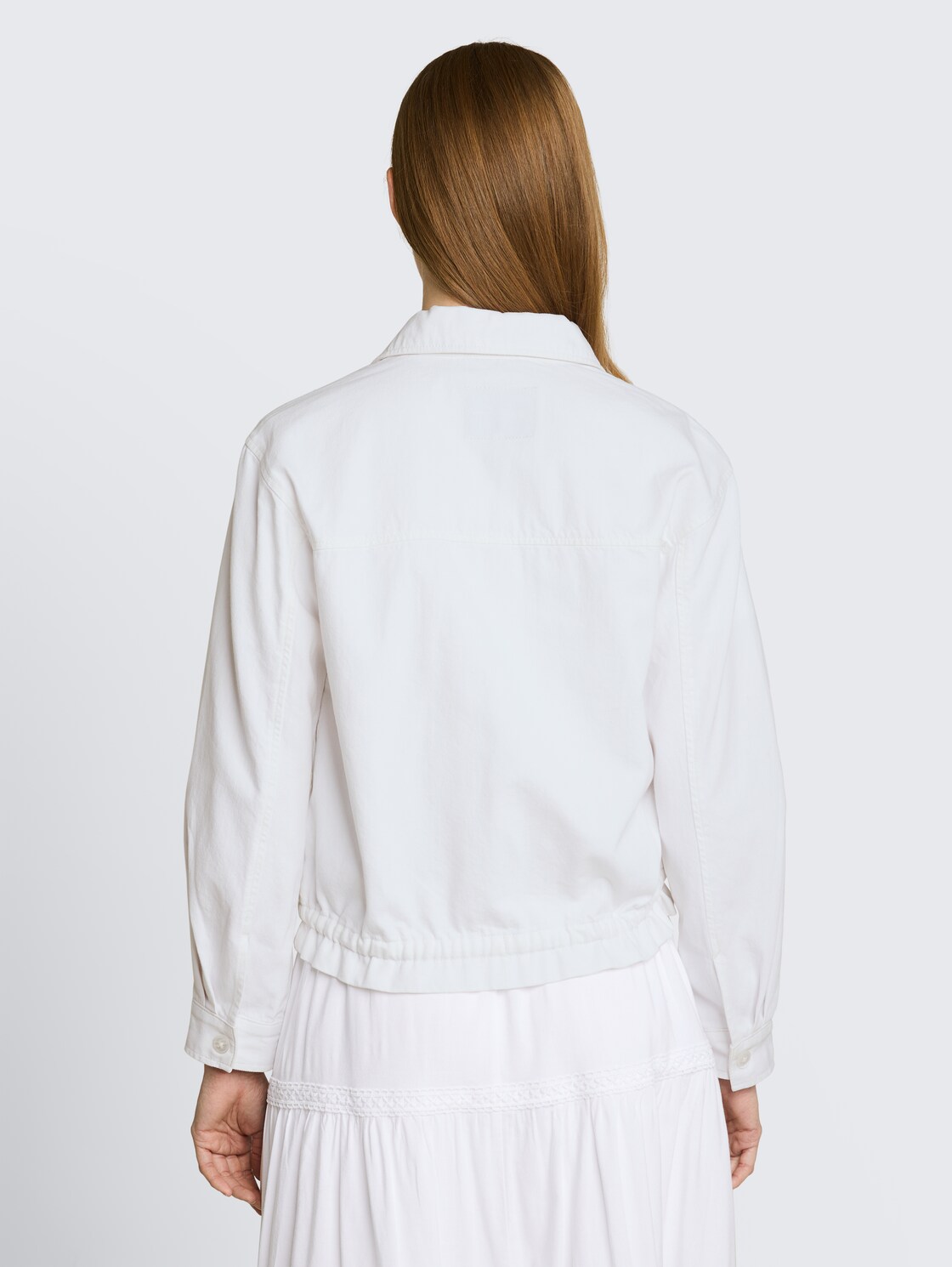 Lightweight Jeansjacke mit Kordelzug - White Denim - Model-Rückansicht