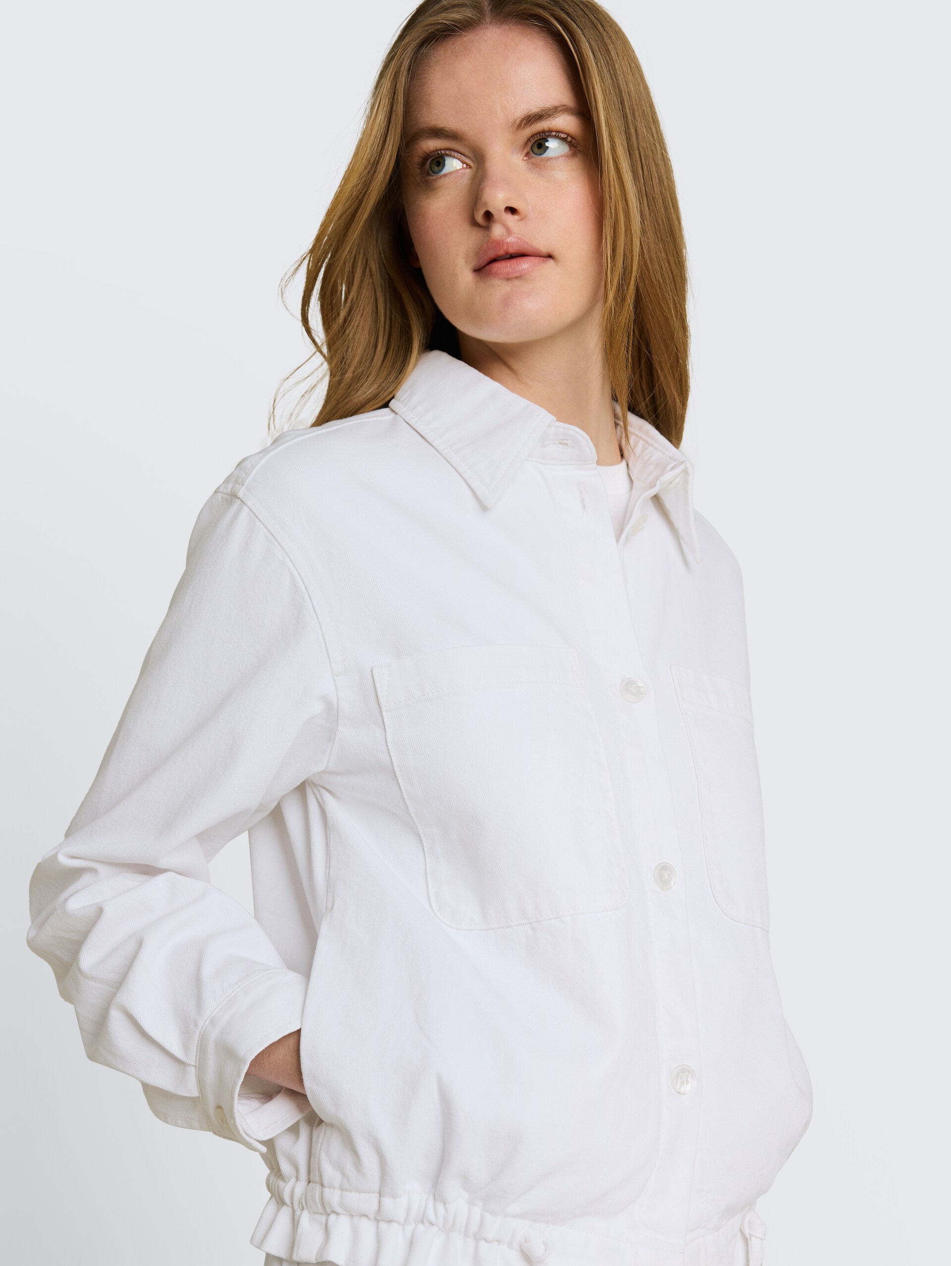 Lightweight Jeansjacke mit Kordelzug - White Denim - Detail-Model-Ansicht