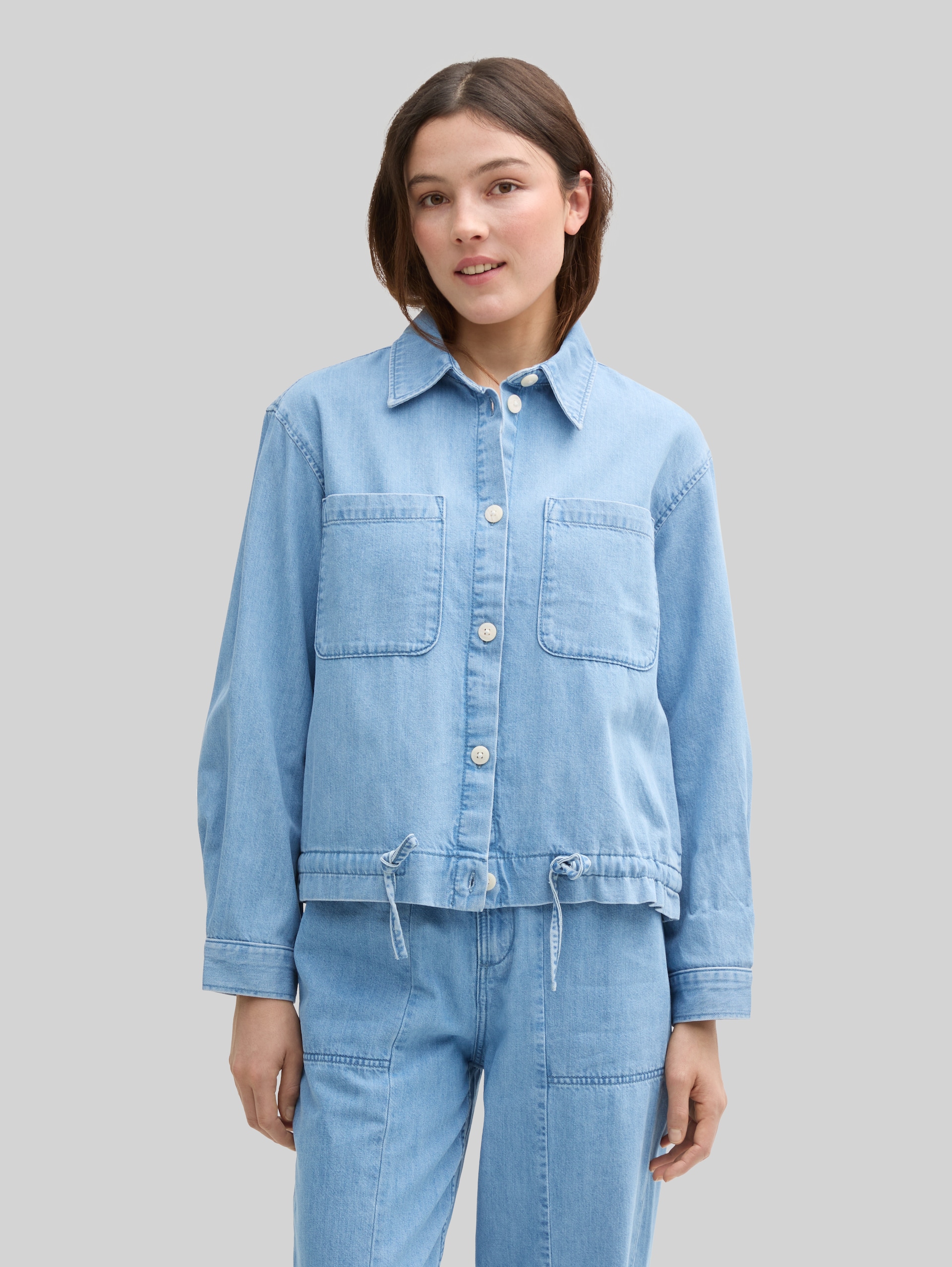 Lichtgewicht spijkerjasje met trekkoord - Used Bleached Blue Denim - Model vooraanzicht