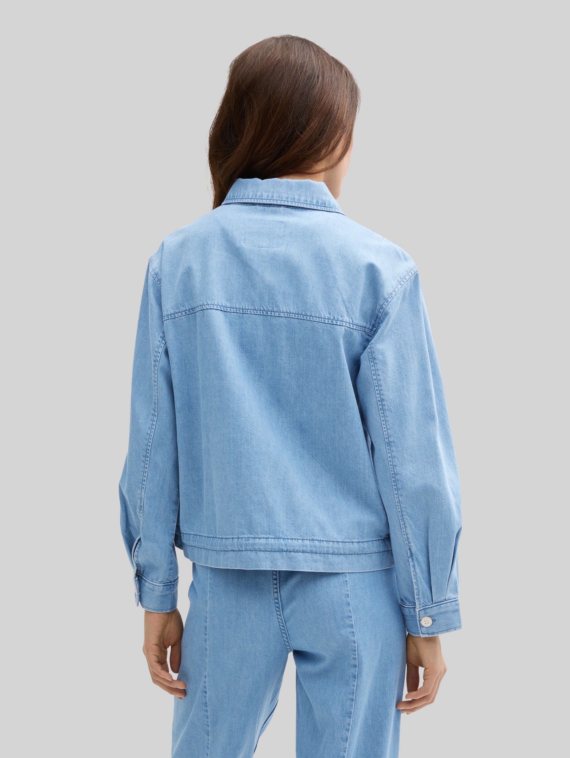 Lichtgewicht spijkerjasje met trekkoord - Used Bleached Blue Denim - Model-achteraanzicht
