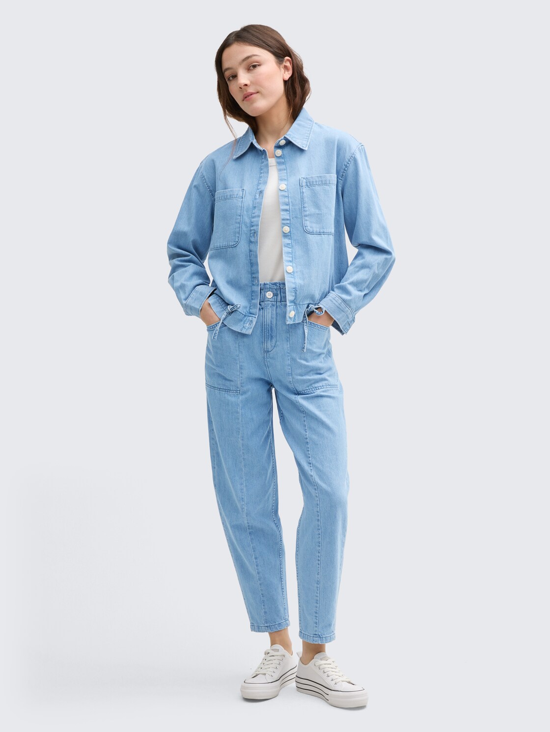 Lightweight Jeansjacke mit Kordelzug - Used Bleached Blue Denim - seitliche Model-Ansicht