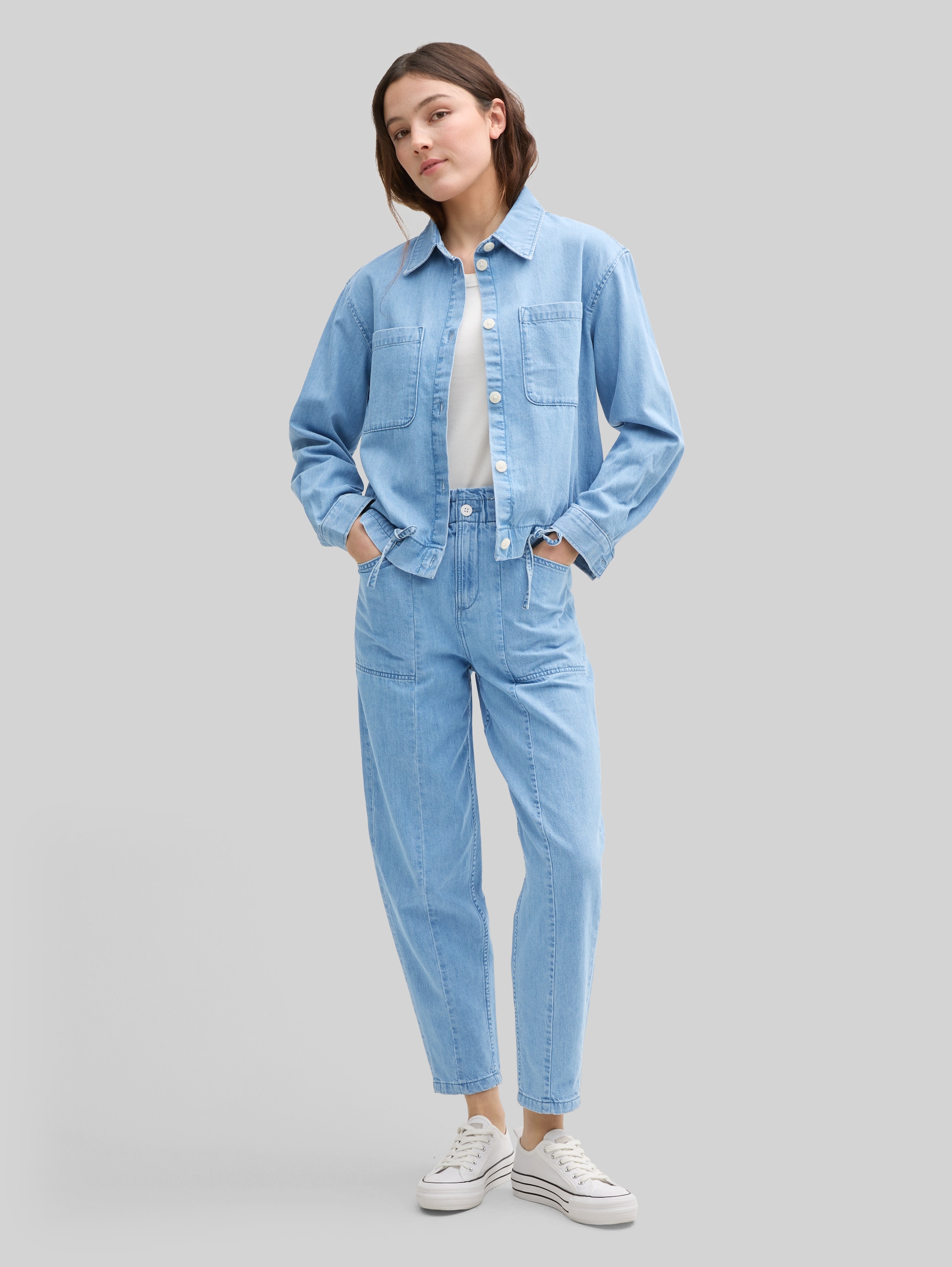 Lichtgewicht spijkerjasje met trekkoord - Used Bleached Blue Denim - zijaanzicht model