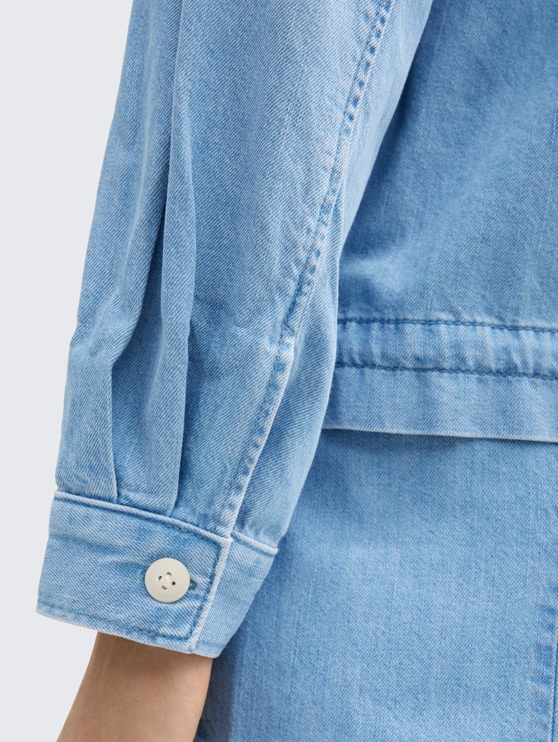 Lightweight Jeansjacke mit Kordelzug - Used Bleached Blue Denim - Detail-Model-Ansicht