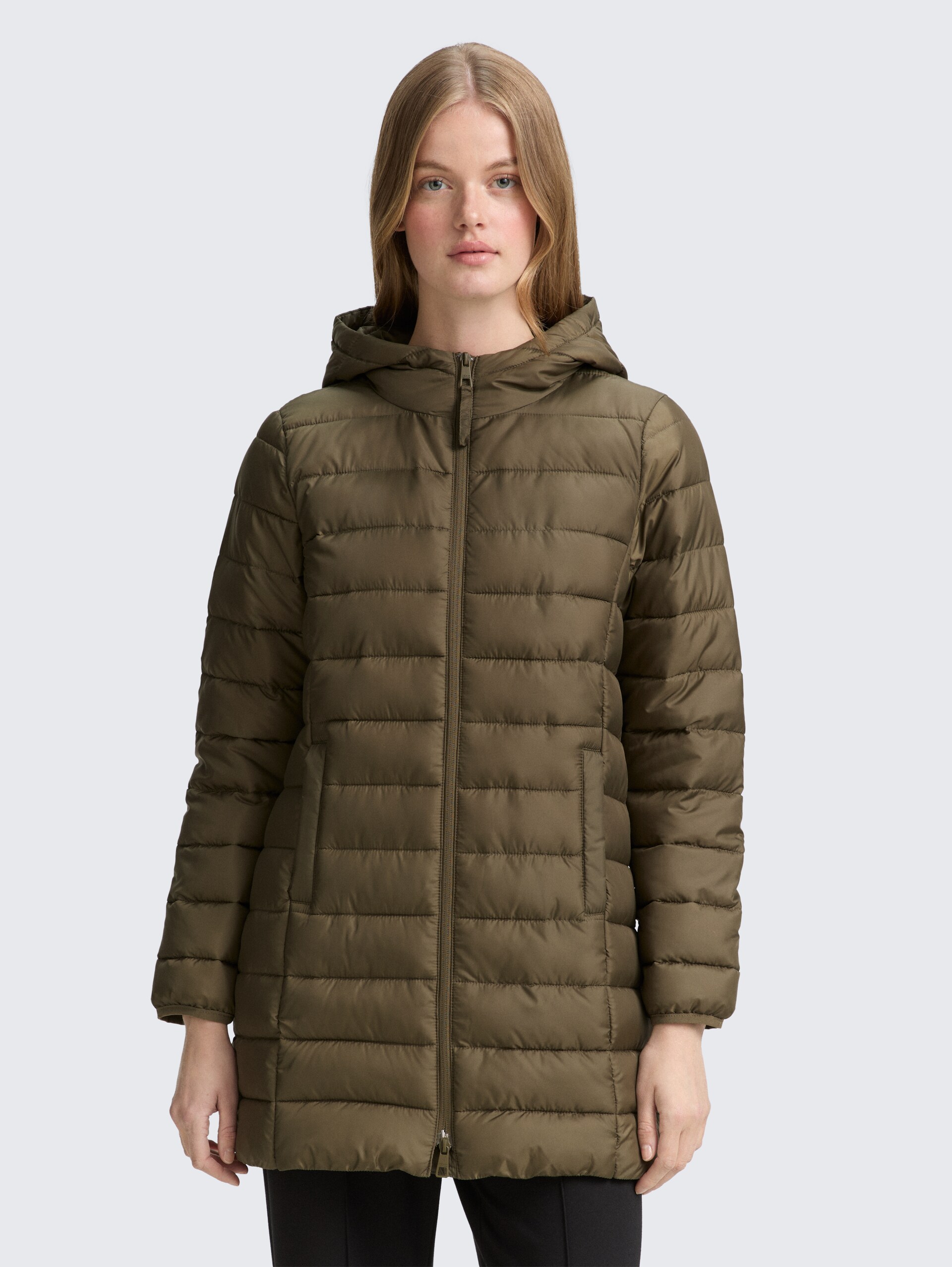 Lightweight Steppmantel mit Kapuze - Grape Leaf Green - Model-Vorderansicht