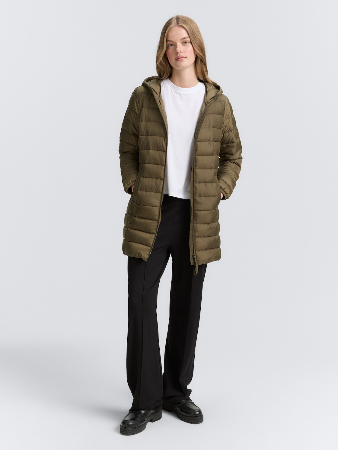 Lightweight Steppmantel mit Kapuze - Grape Leaf Green - seitliche Model-Ansicht