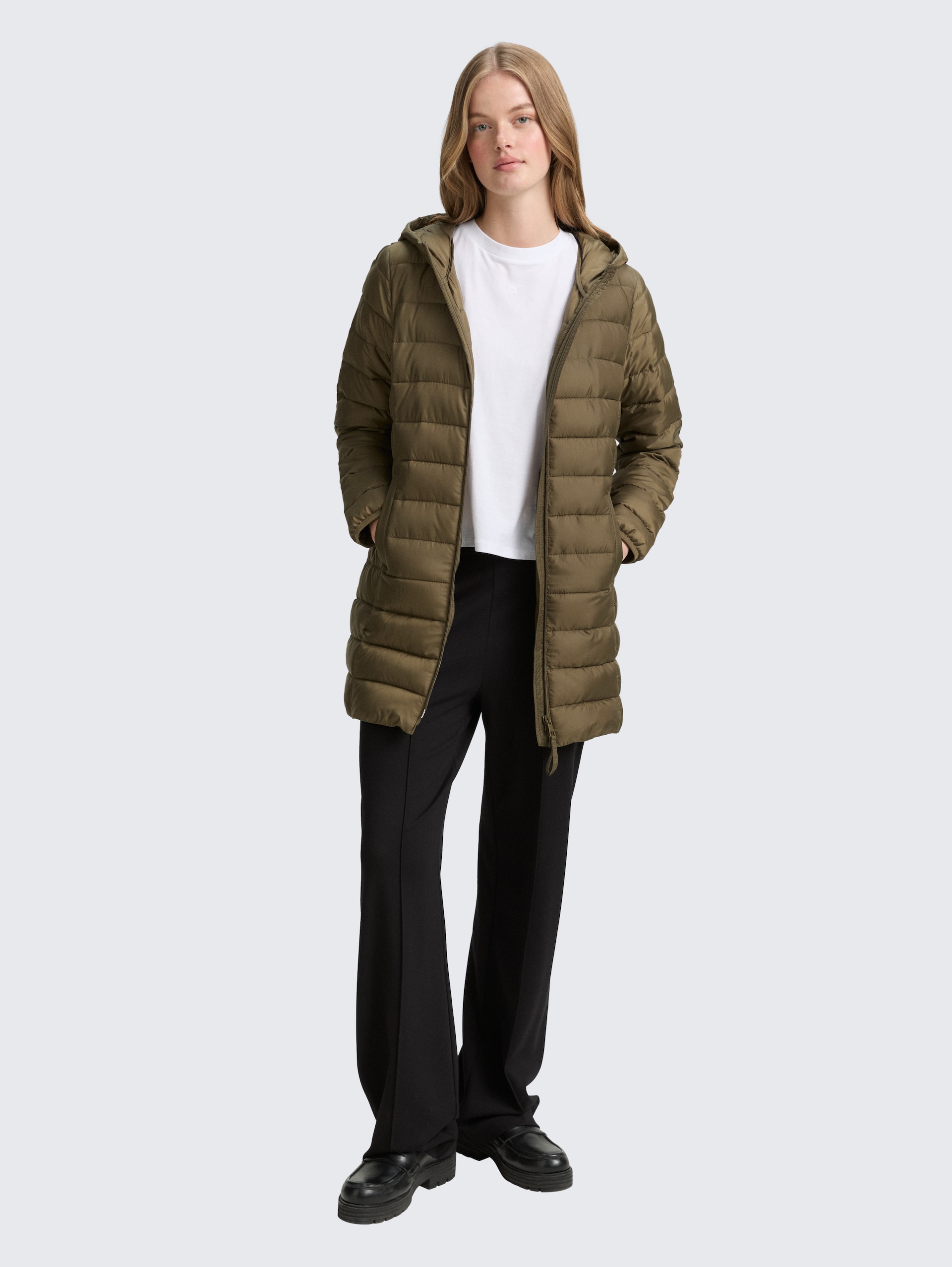 Lightweight Steppmantel mit Kapuze - Grape Leaf Green - seitliche Model-Ansicht