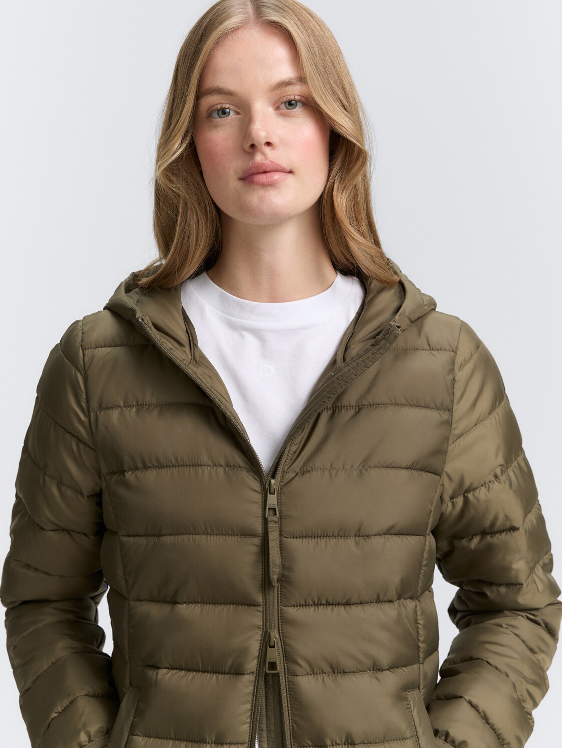 Lightweight Steppmantel mit Kapuze - Grape Leaf Green - Detail-Model-Ansicht