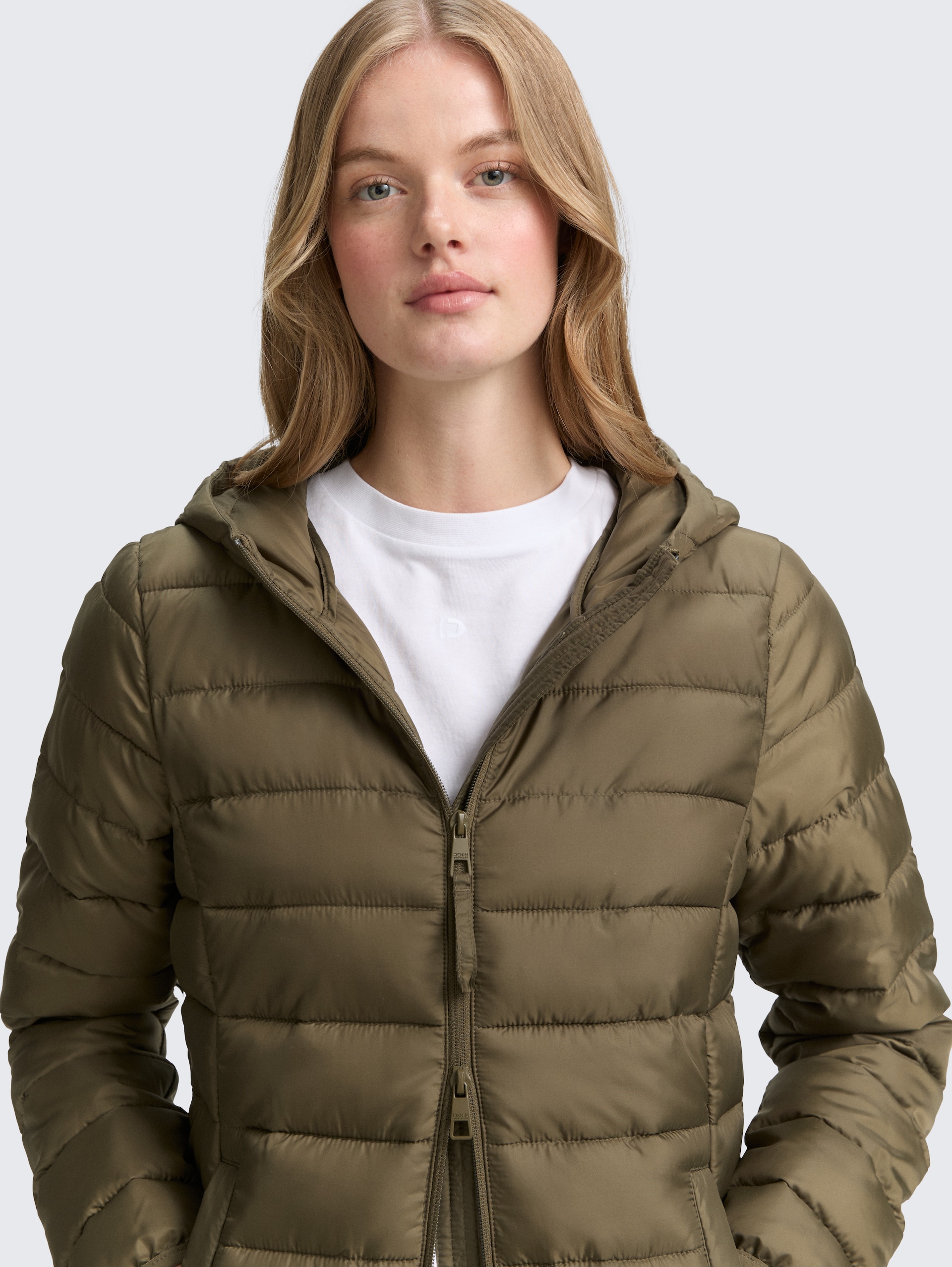 Lightweight Steppmantel mit Kapuze - Grape Leaf Green - Detail-Model-Ansicht