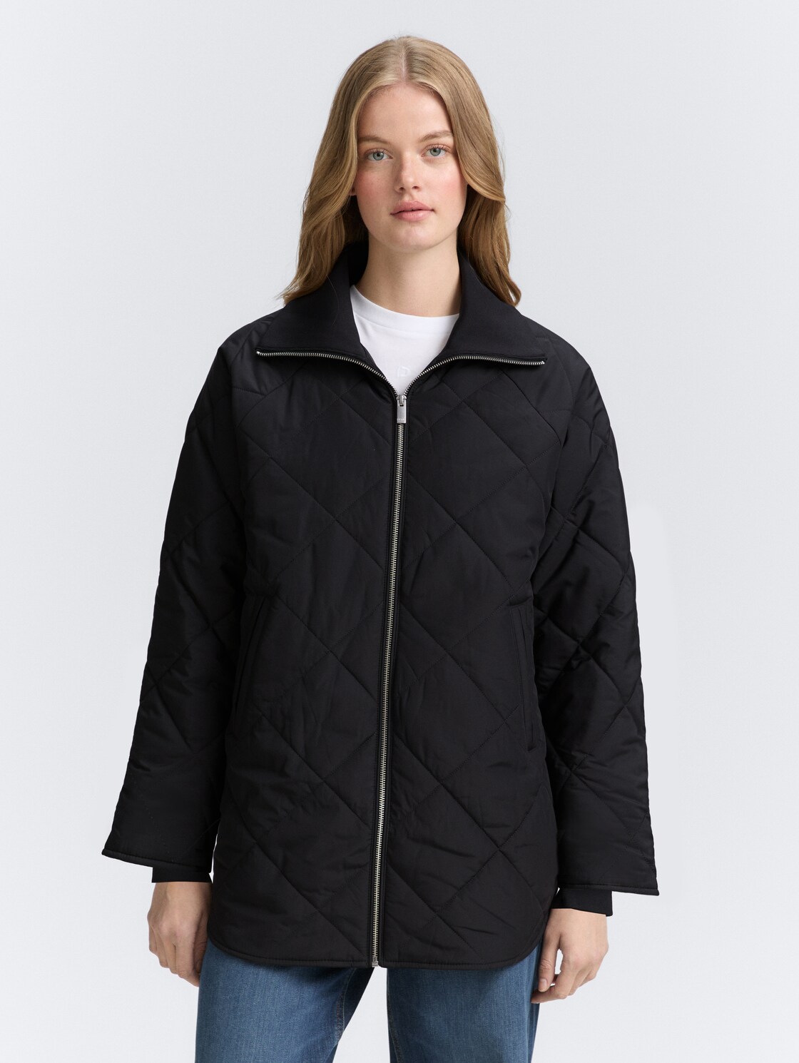 Loose Fit Steppmantel - deep black - Model-Vorderansicht